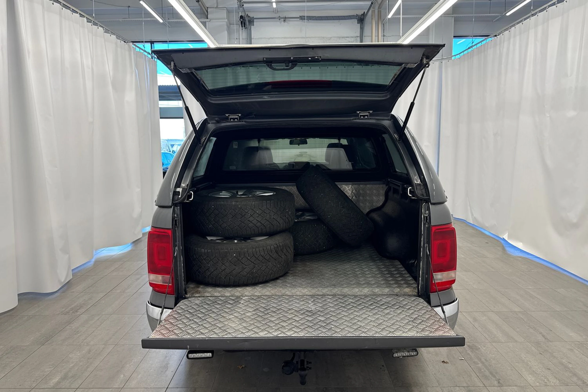 harmaa Volkswagen Amarok 2011 kuva 20.