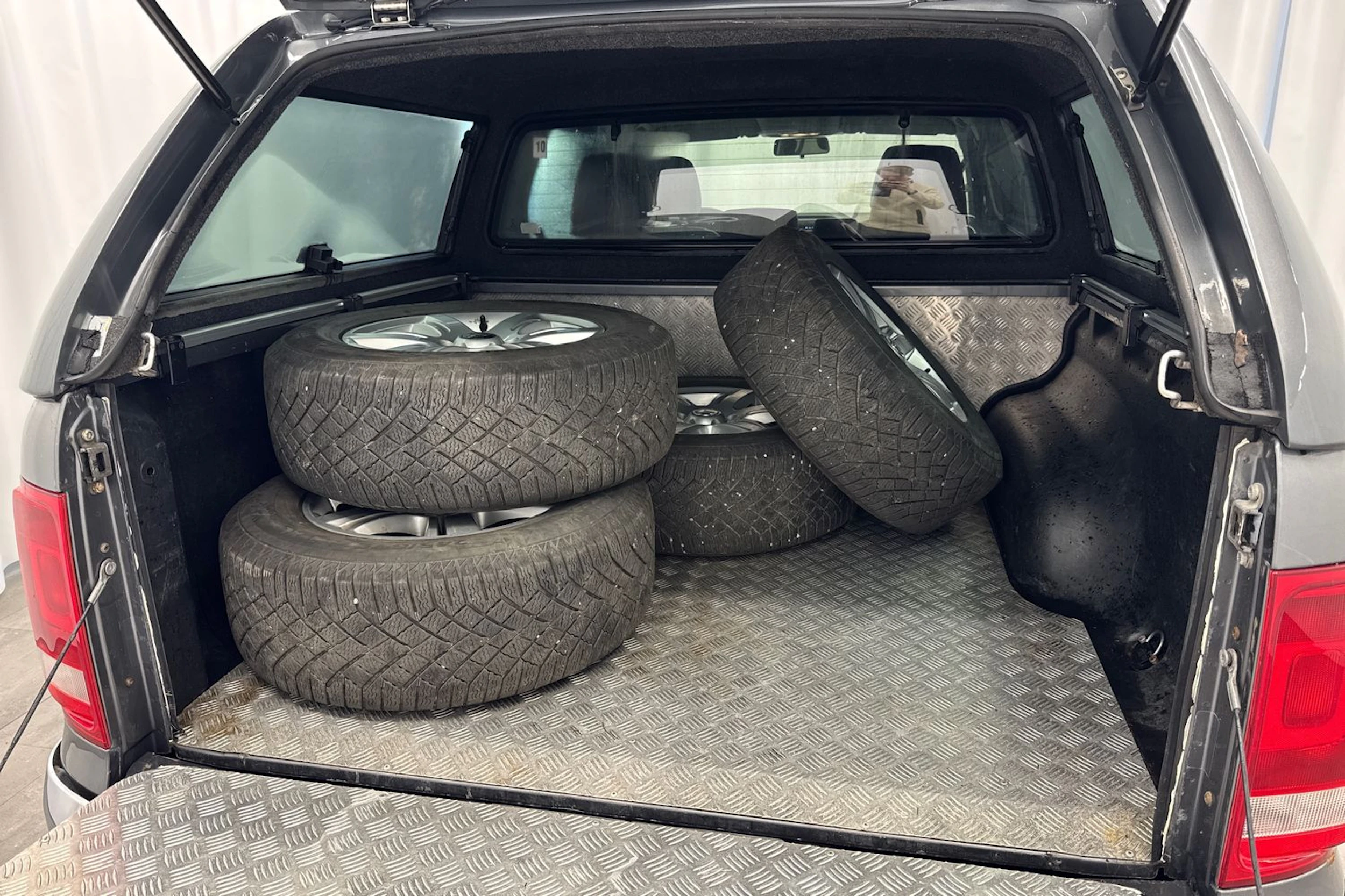 harmaa Volkswagen Amarok 2011 kuva 21.