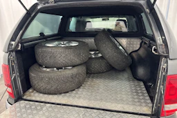 harmaa Volkswagen Amarok 2011 kuva 21.