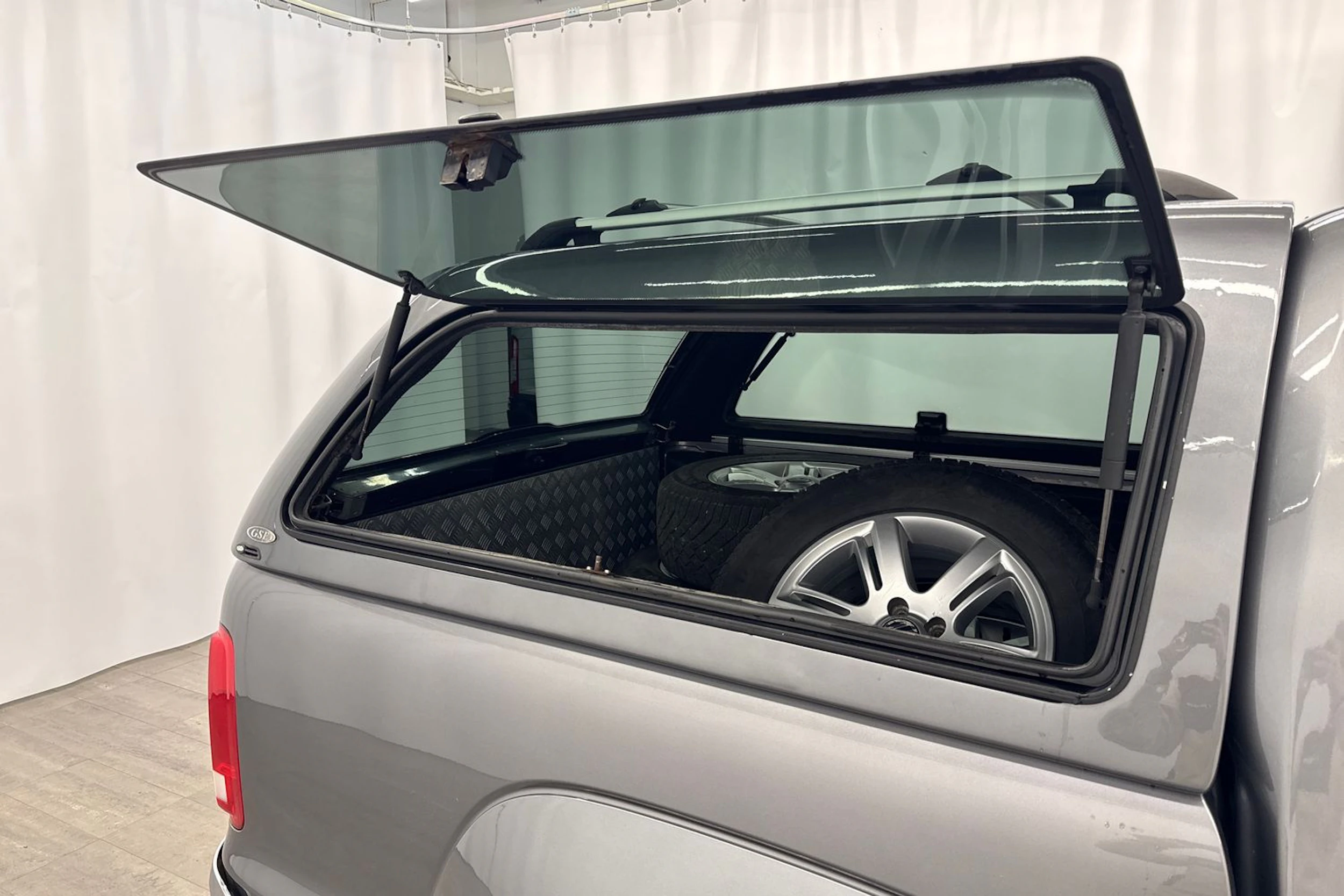 harmaa Volkswagen Amarok 2011 kuva 22.