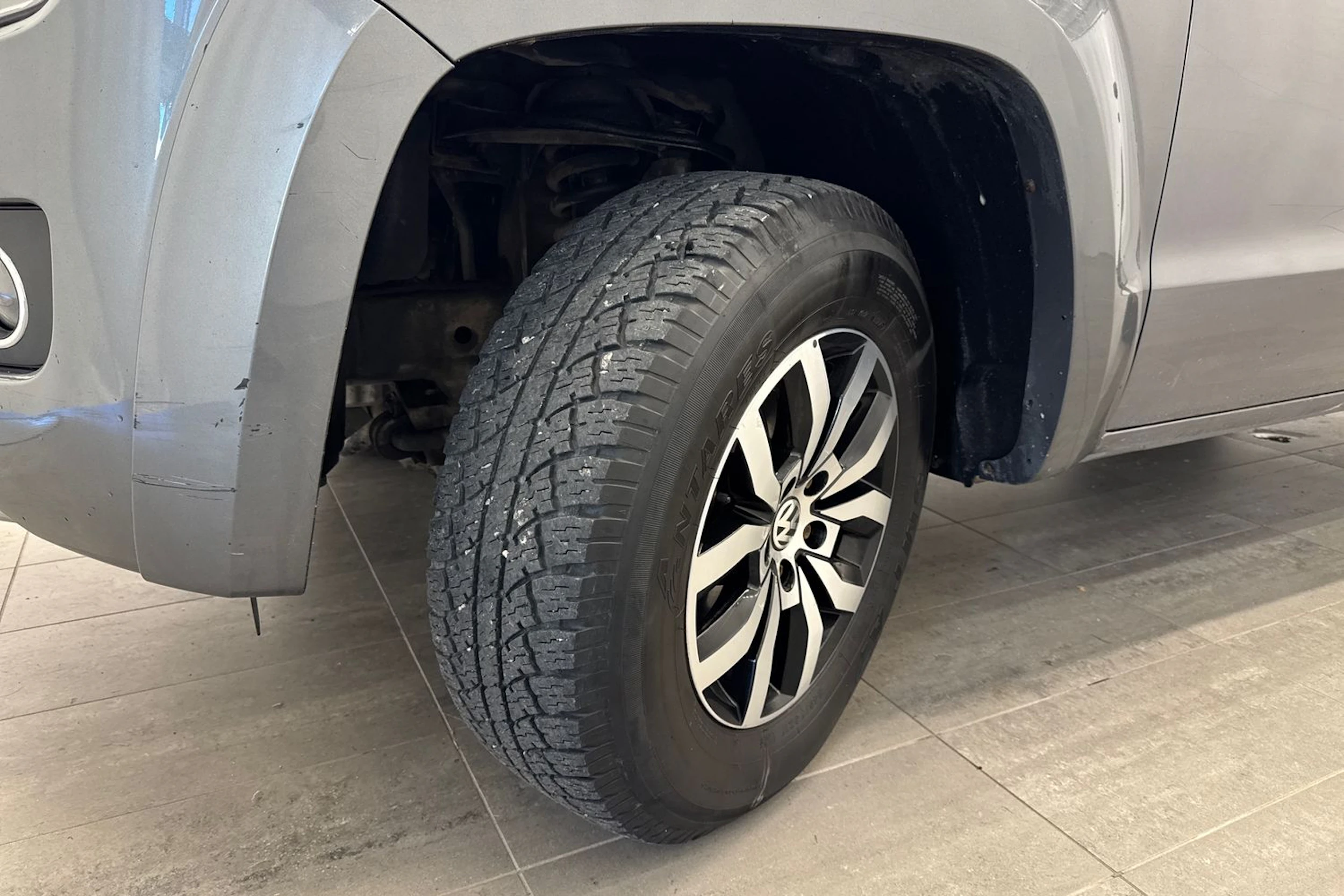 harmaa Volkswagen Amarok 2011 kuva 23.