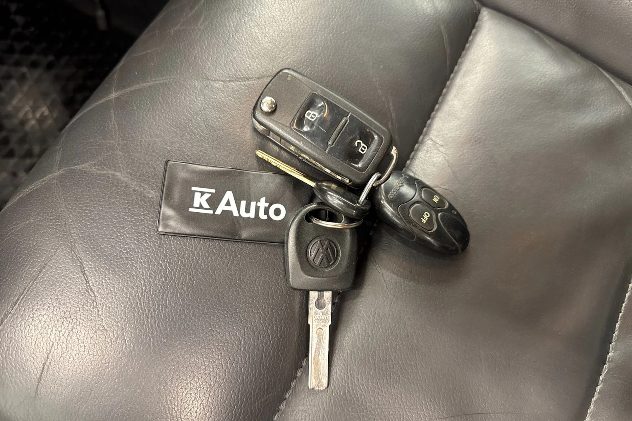 harmaa Volkswagen Amarok 2011 kuva 24.