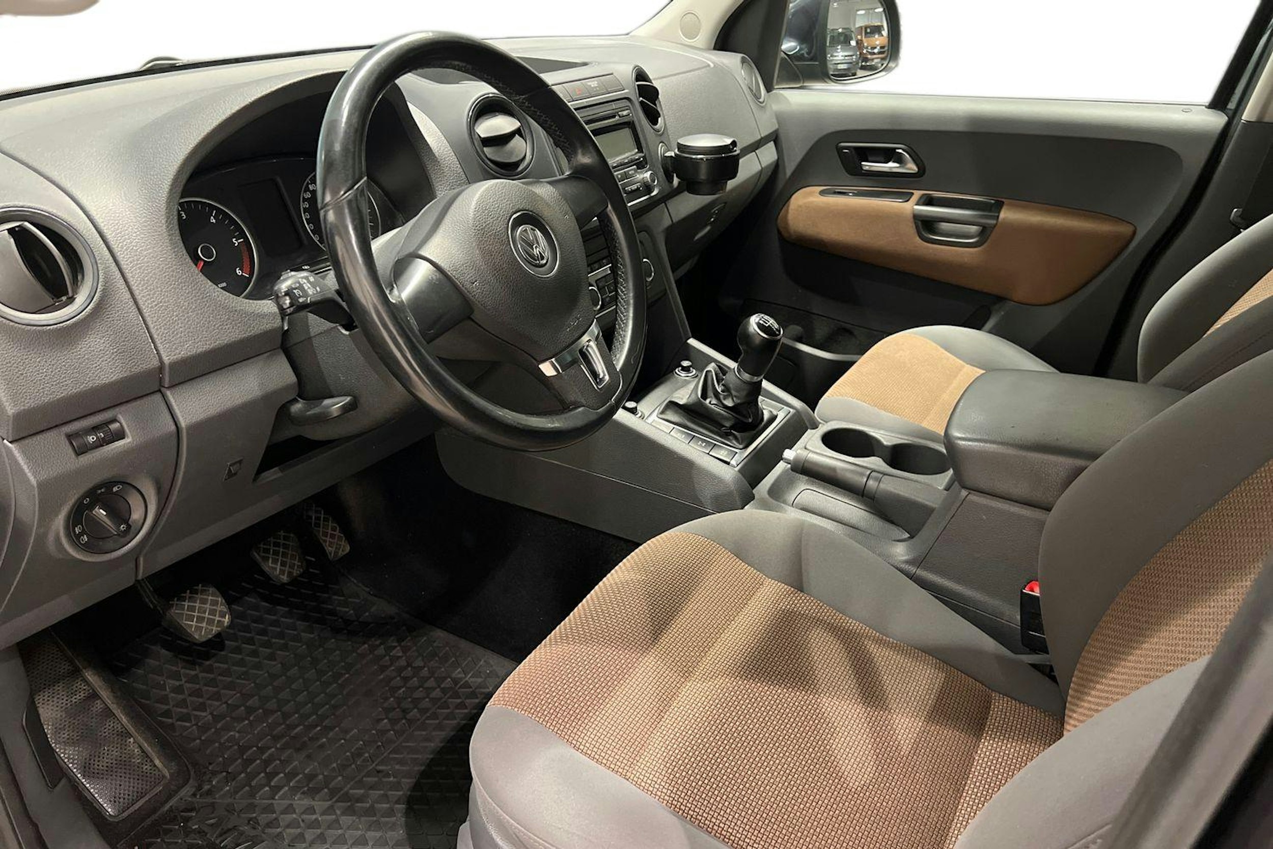 Harmaa Volkswagen Amarok 2011 kuva 8.