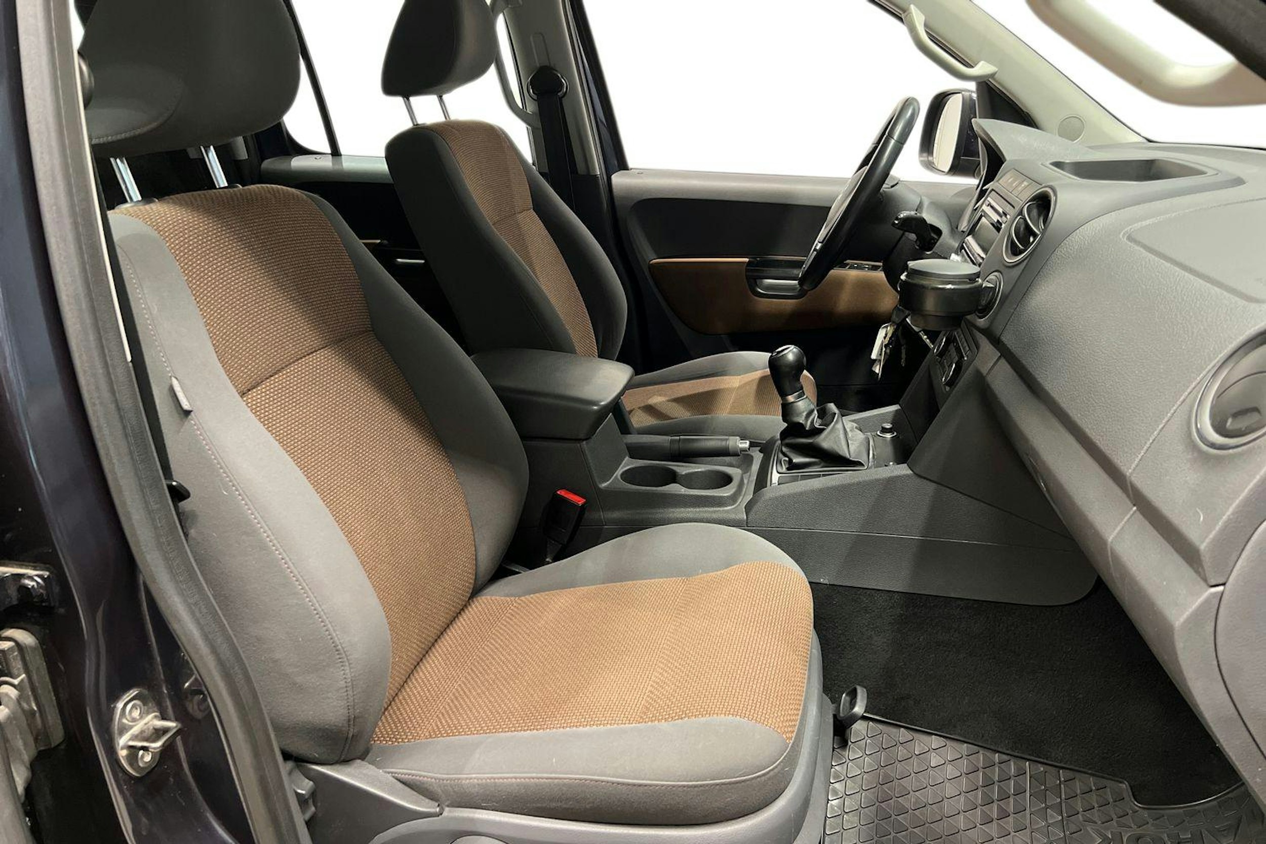 Harmaa Volkswagen Amarok 2011 kuva 11.