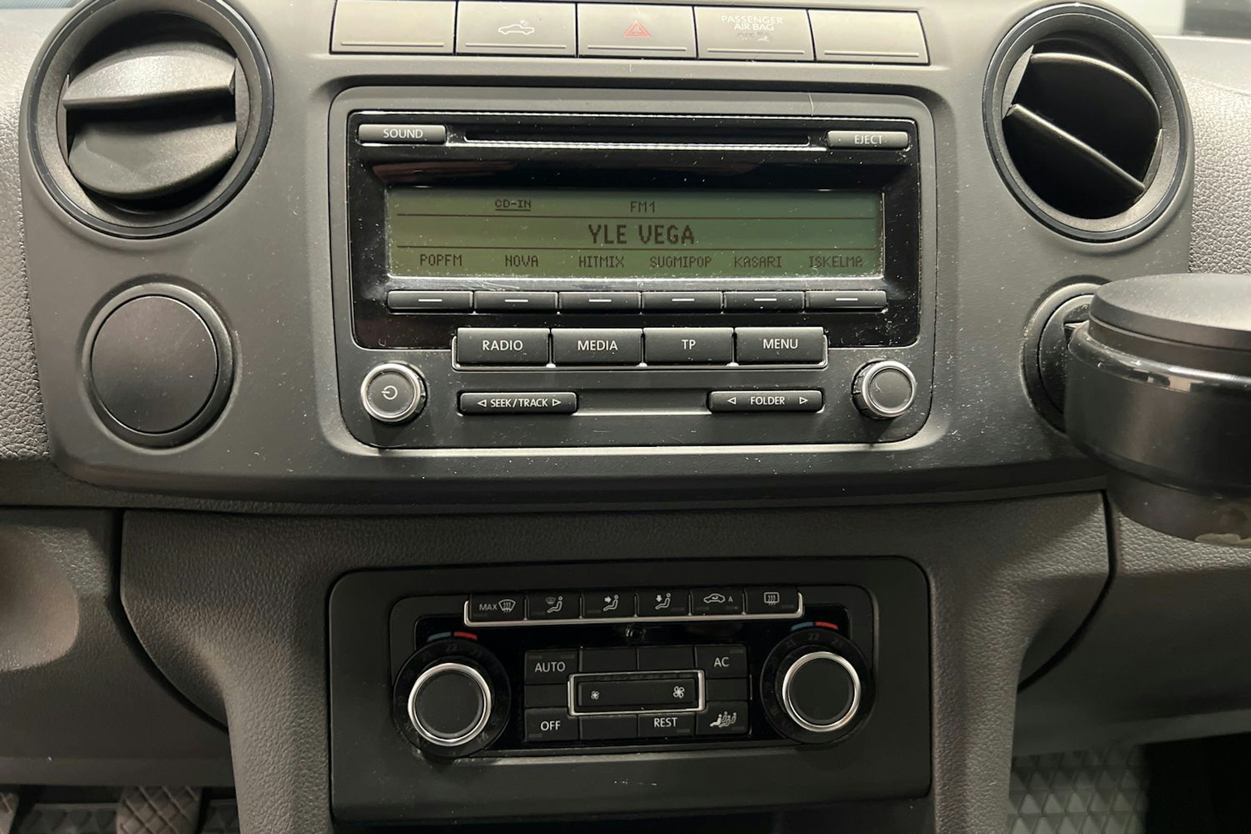 Harmaa Volkswagen Amarok 2011 kuva 13.