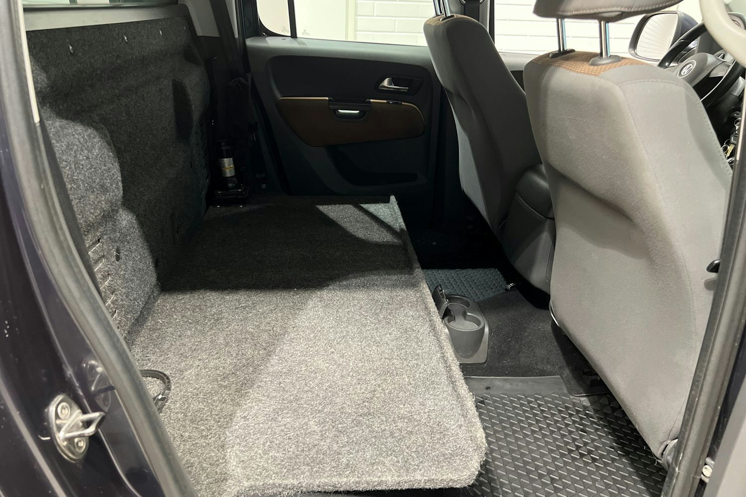 Harmaa Volkswagen Amarok 2011 kuva 17.