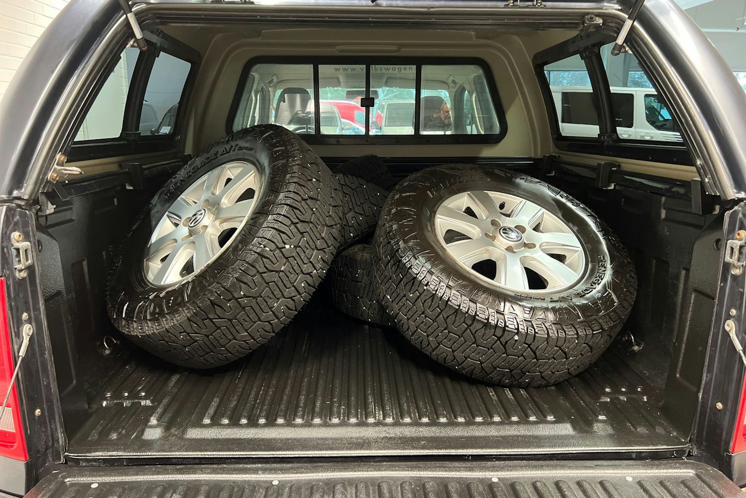 Harmaa Volkswagen Amarok 2011 kuva 18.