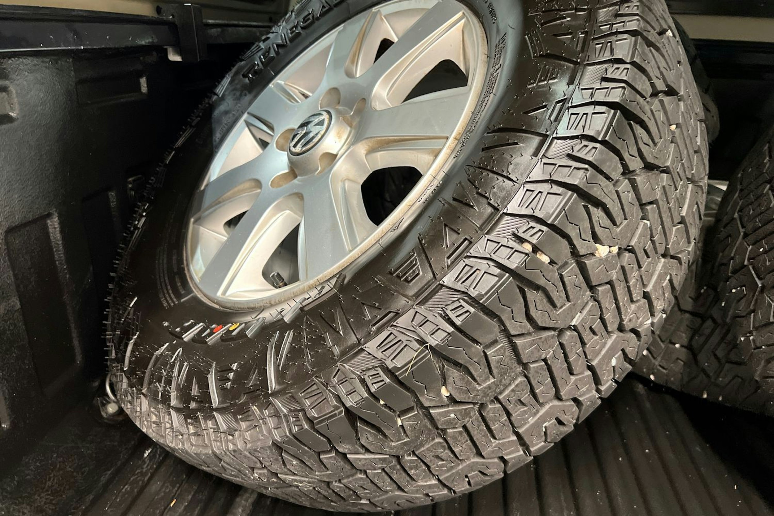 Harmaa Volkswagen Amarok 2011 kuva 21.