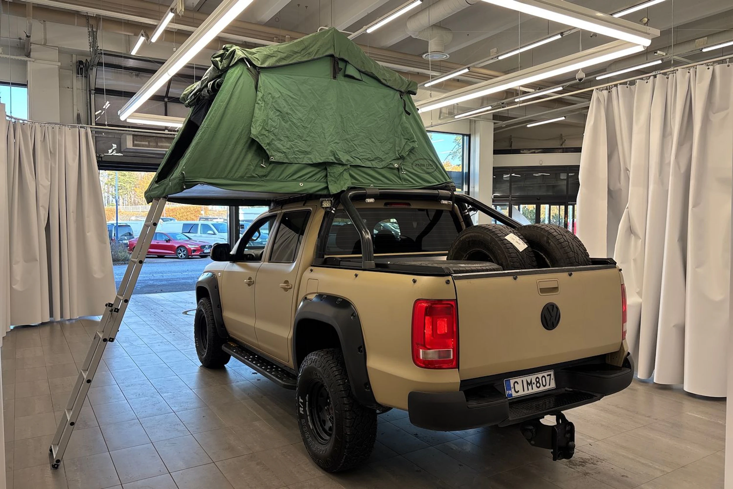 valkoinen Volkswagen Amarok 2011 kuva 12.