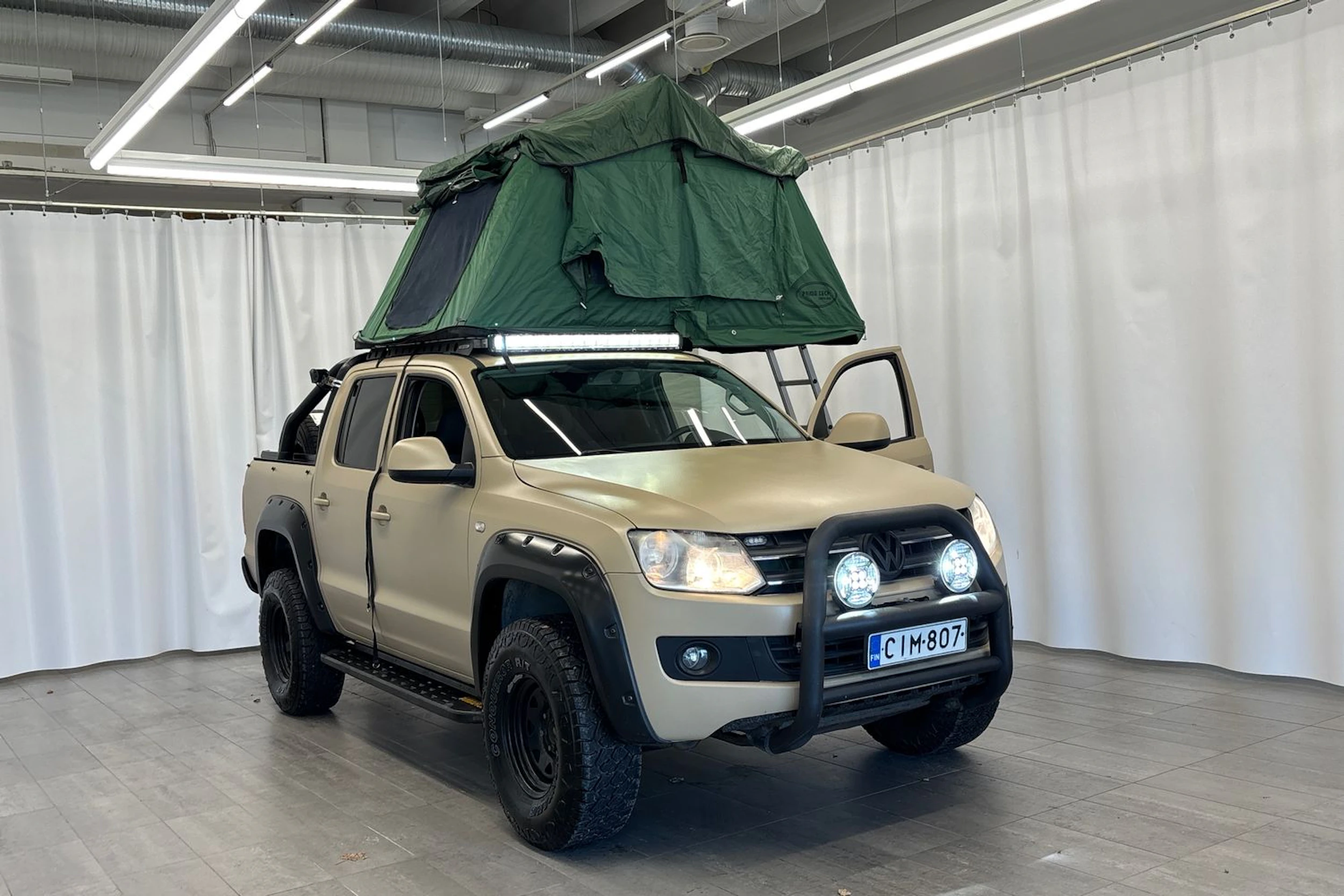 valkoinen Volkswagen Amarok 2011 kuva 13.