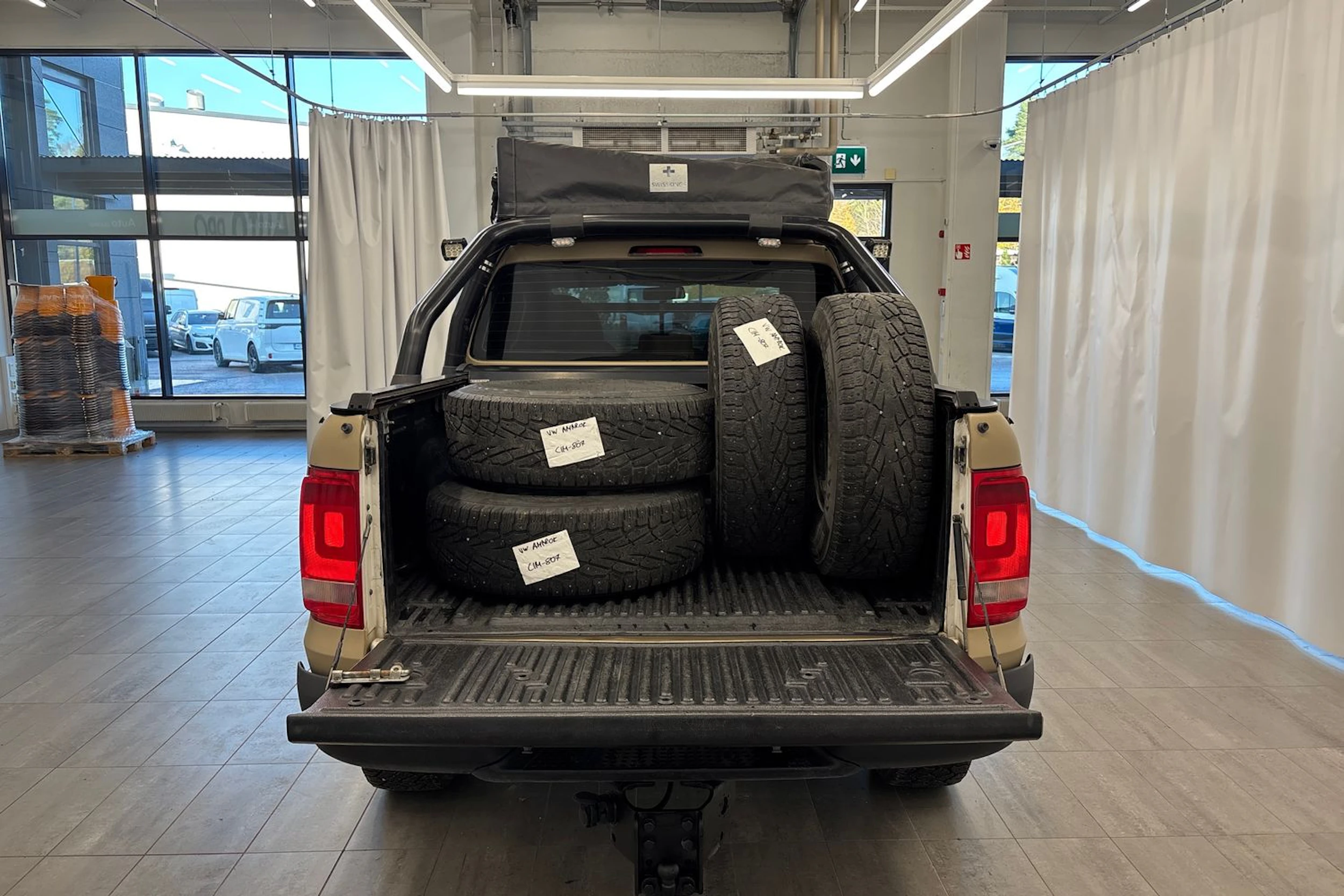 valkoinen Volkswagen Amarok 2011 kuva 14.