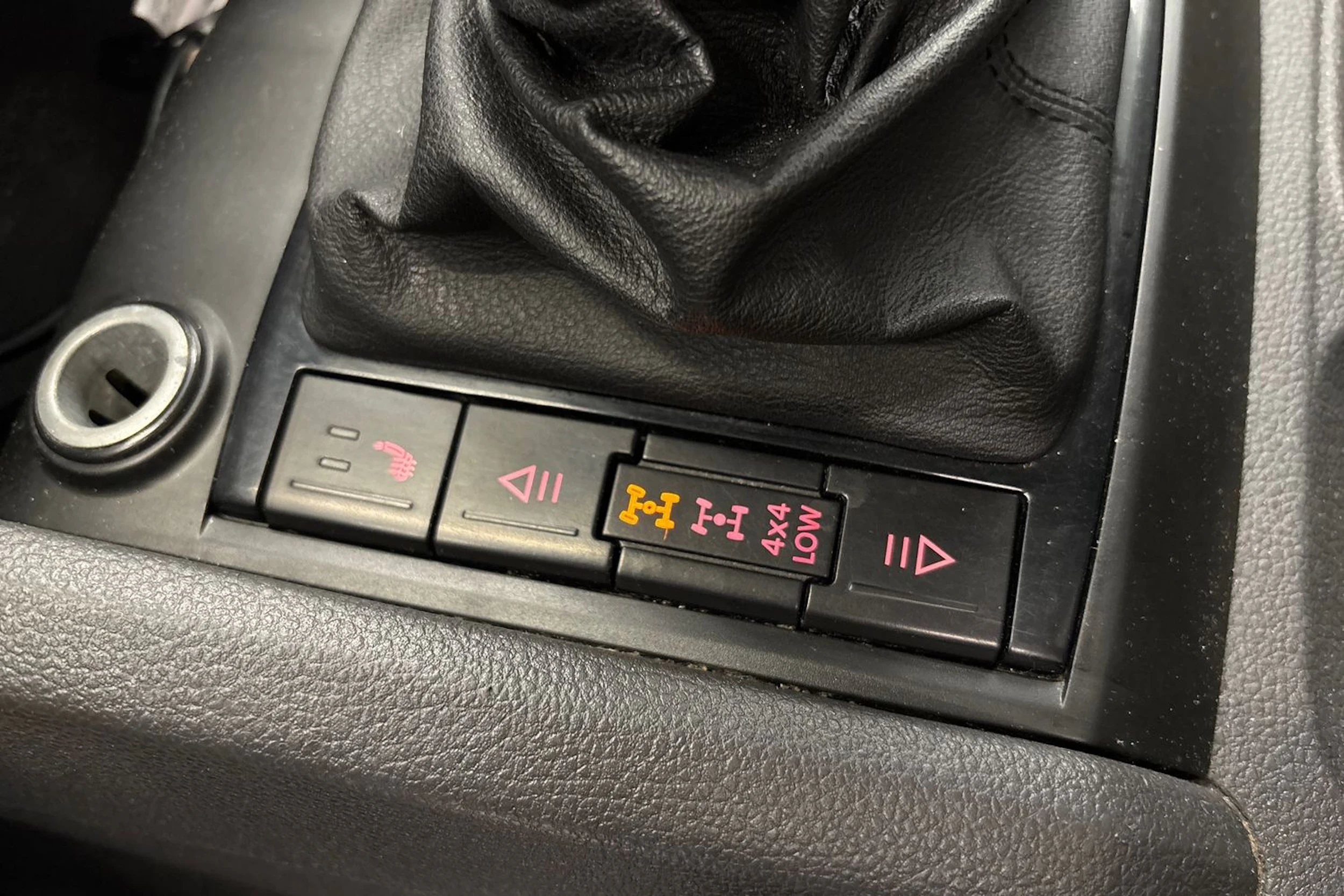 valkoinen Volkswagen Amarok 2011 kuva 18.