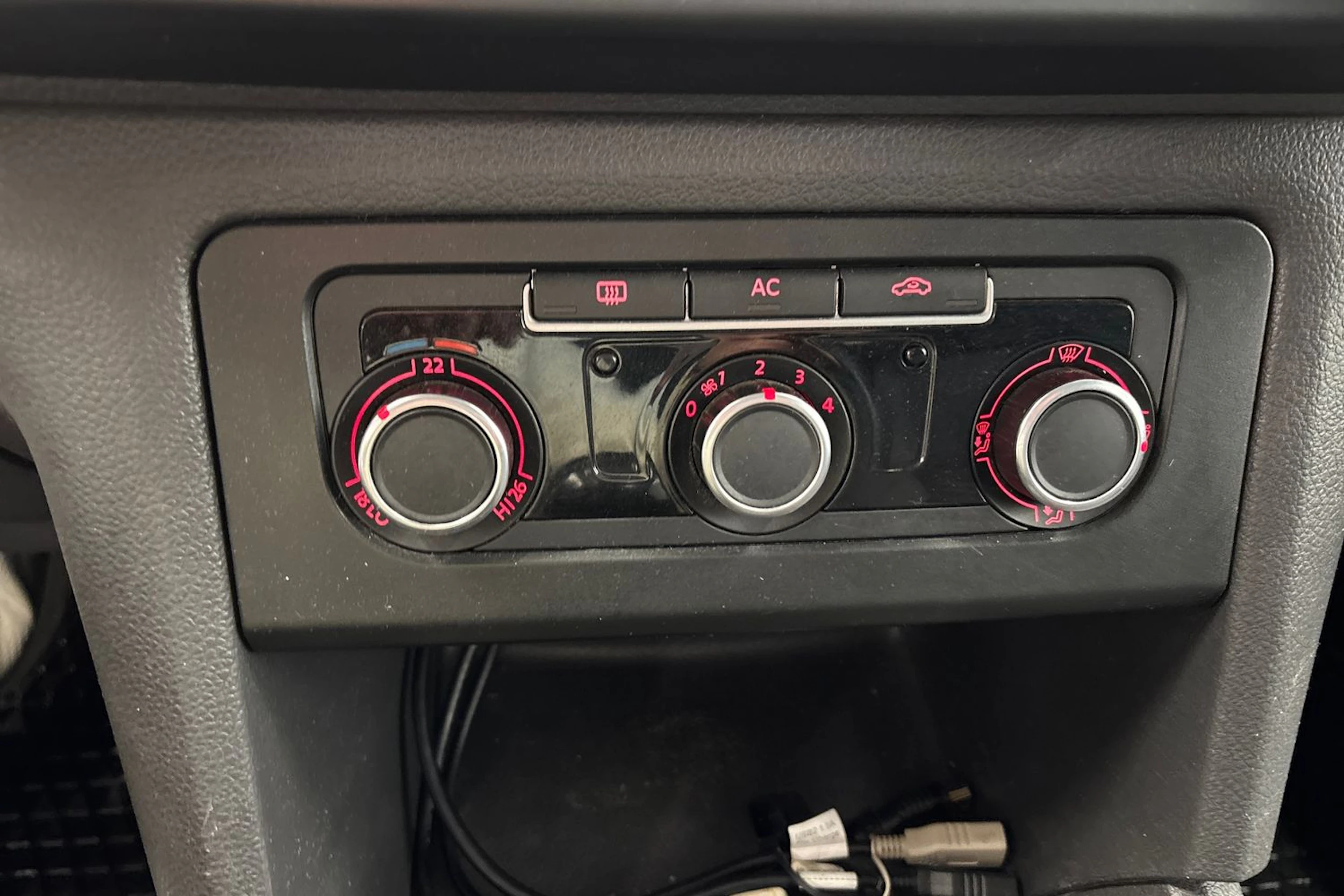 valkoinen Volkswagen Amarok 2011 kuva 20.