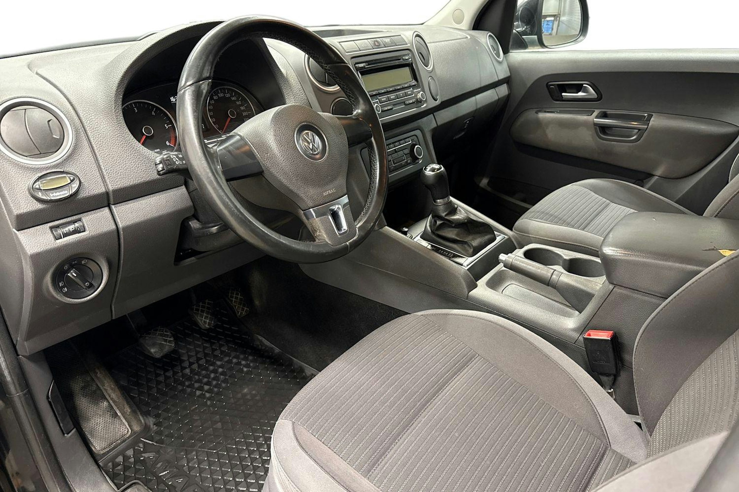 musta Volkswagen Amarok 2011 kuva 8.