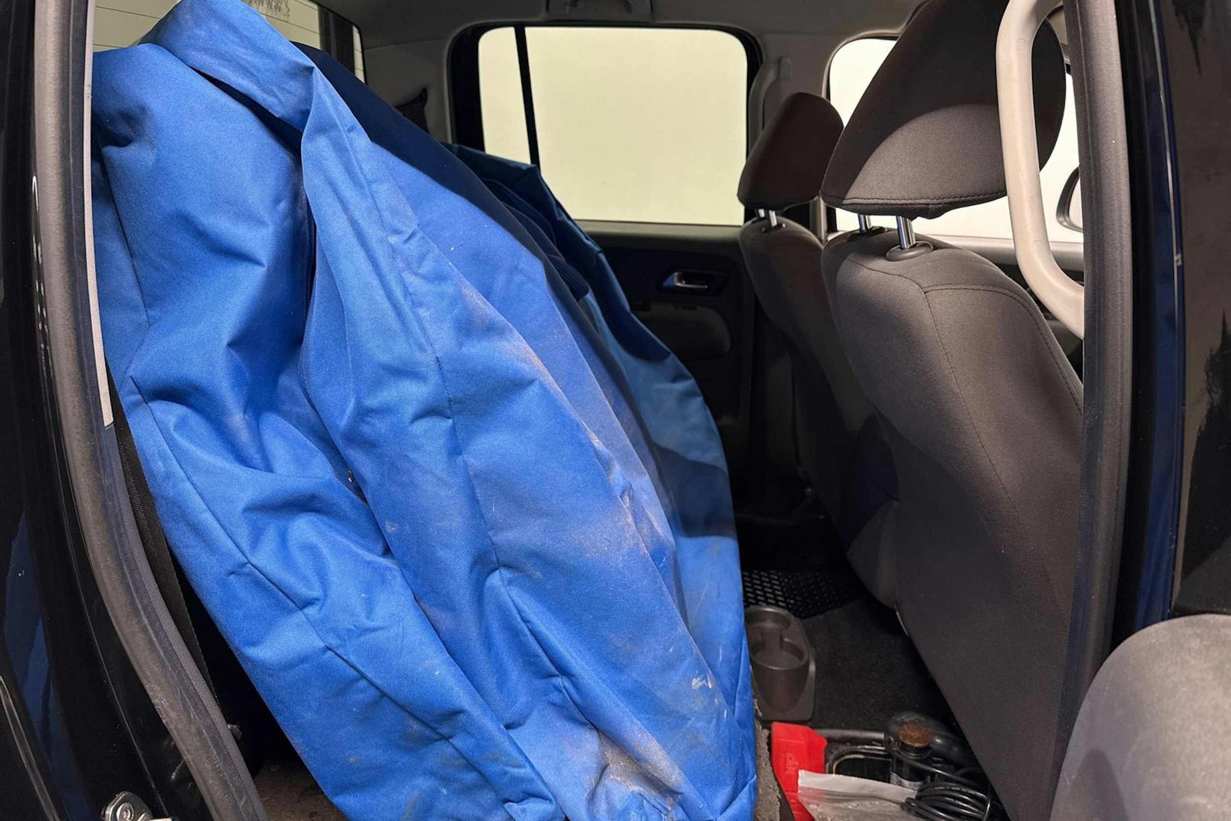 musta Volkswagen Amarok 2011 kuva 13.