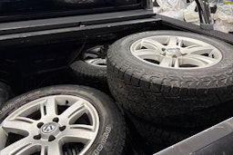 musta Volkswagen Amarok 2011 kuva 15.