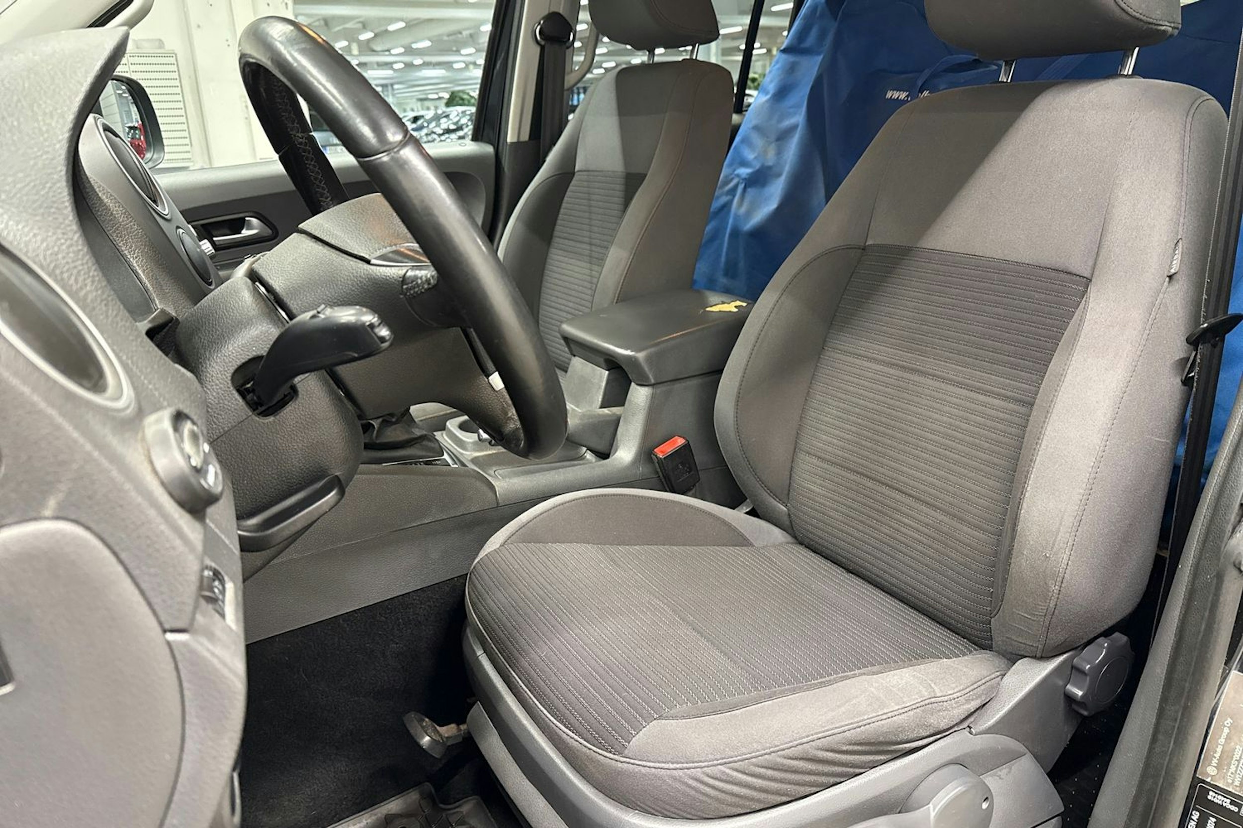 musta Volkswagen Amarok 2011 kuva 16.