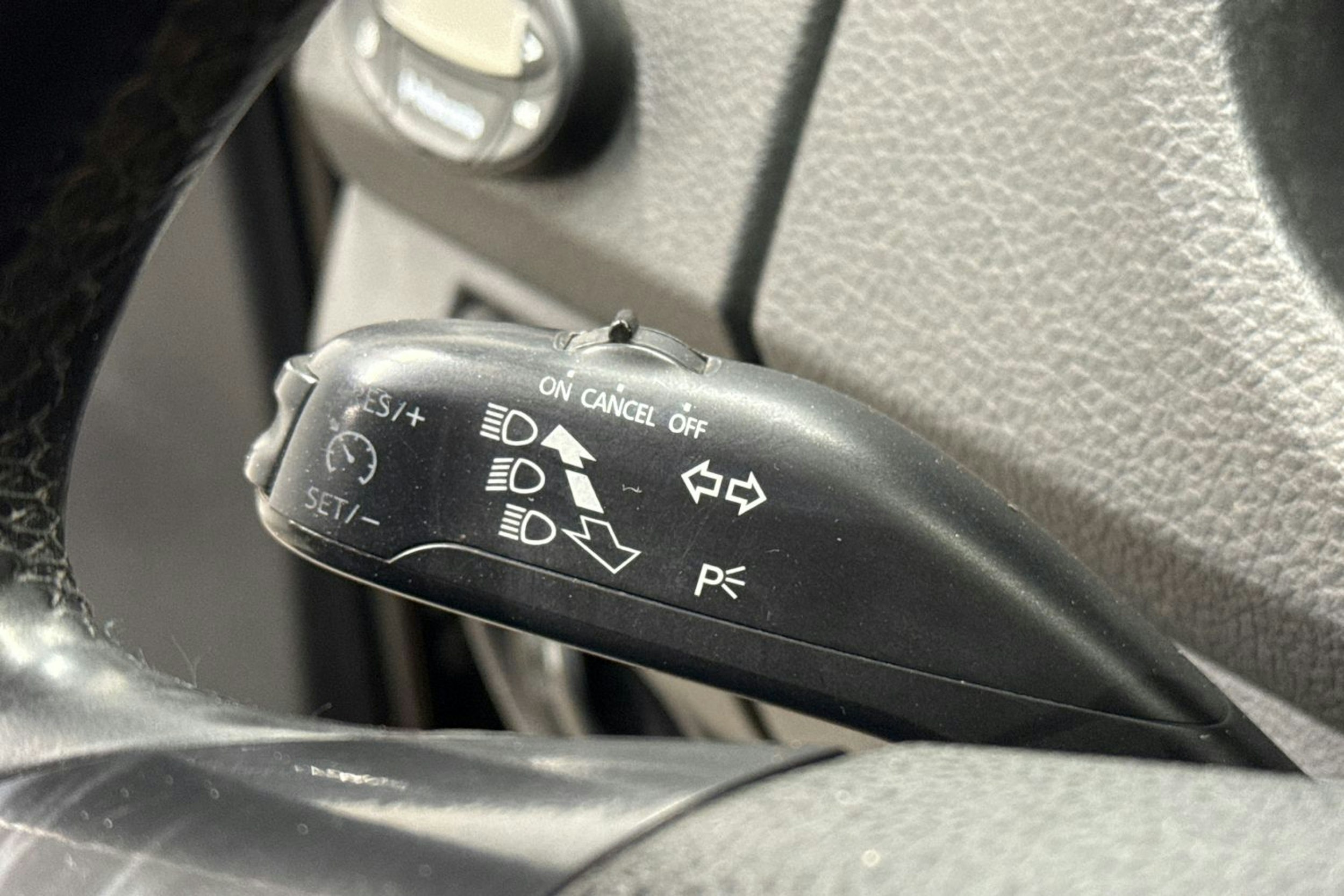 musta Volkswagen Amarok 2011 kuva 17.