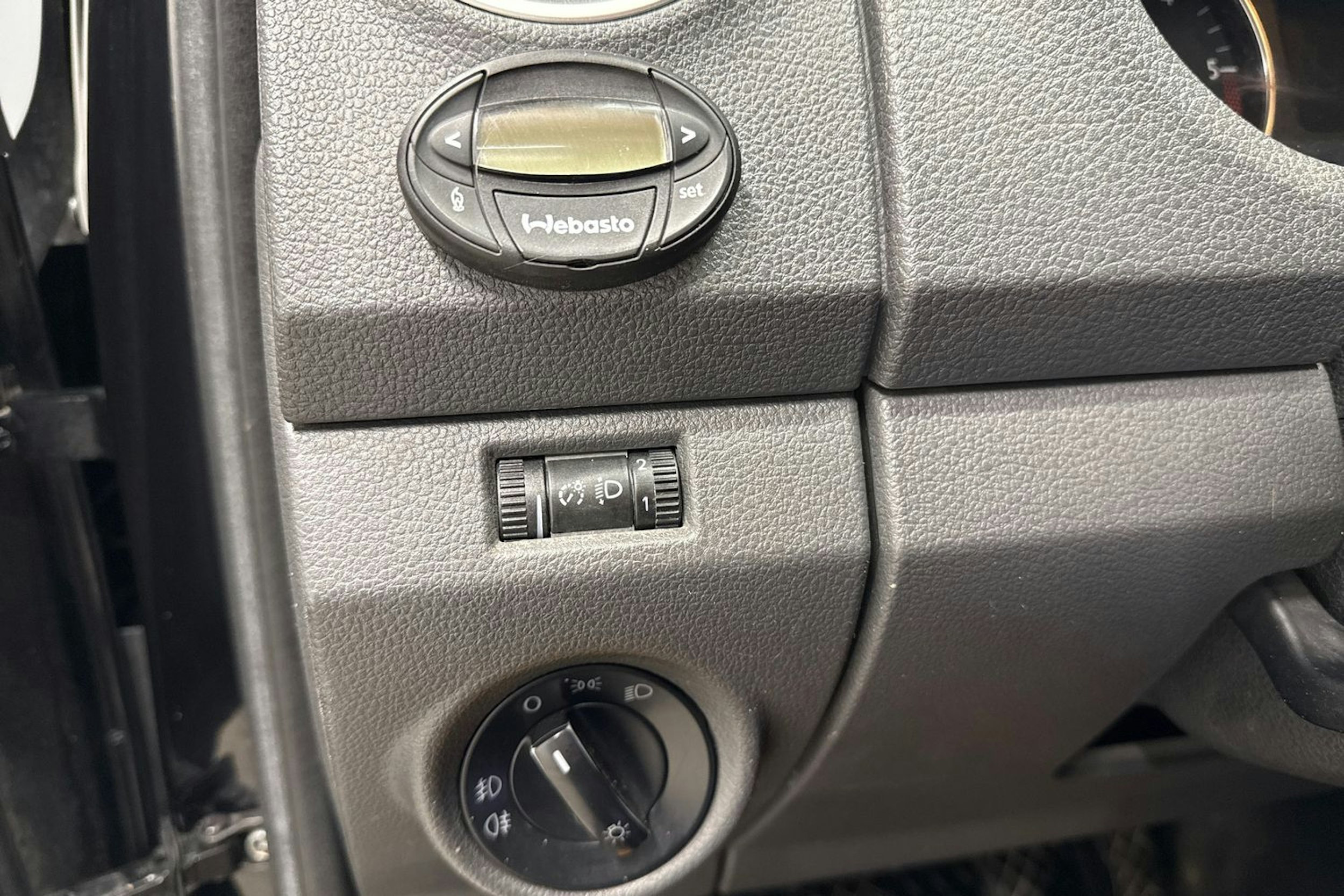 musta Volkswagen Amarok 2011 kuva 18.