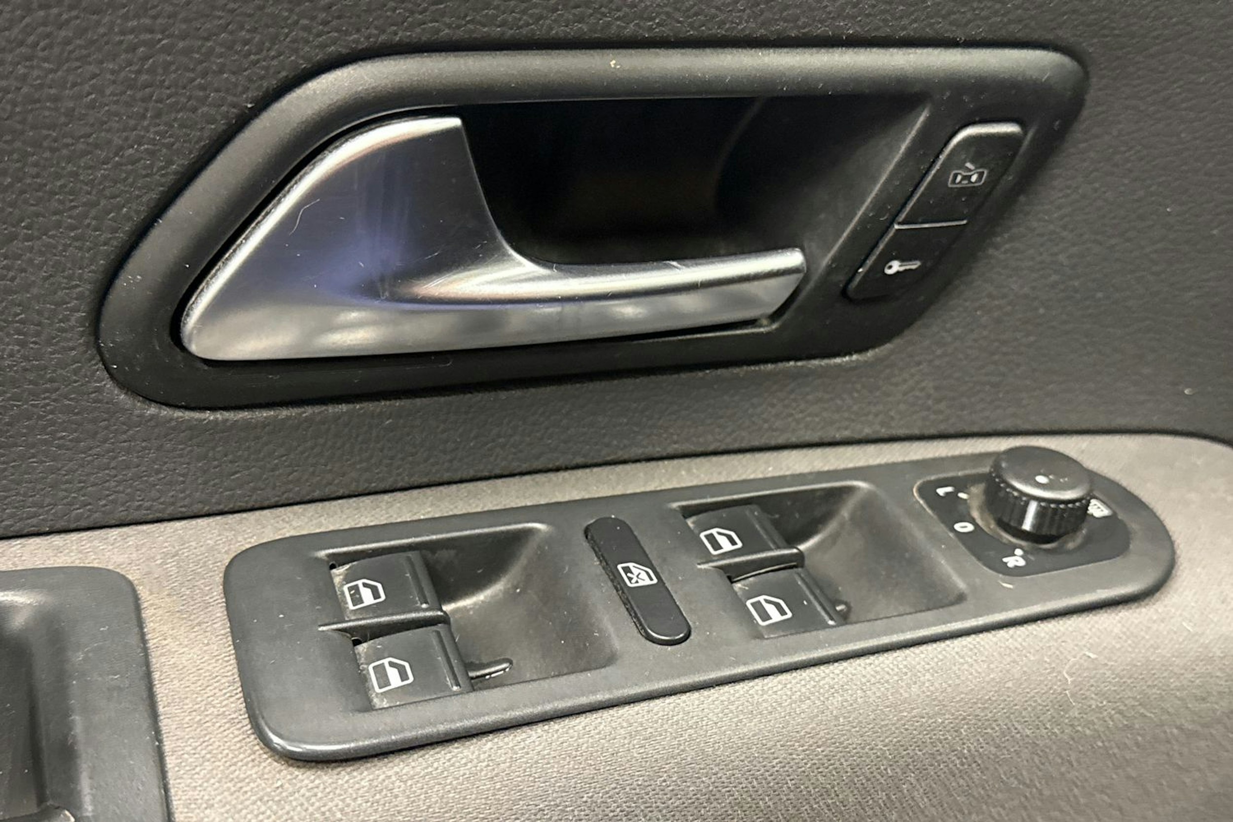 musta Volkswagen Amarok 2011 kuva 19.