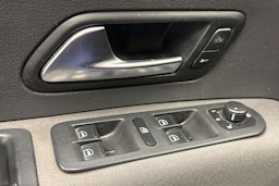 musta Volkswagen Amarok 2011 kuva 19.