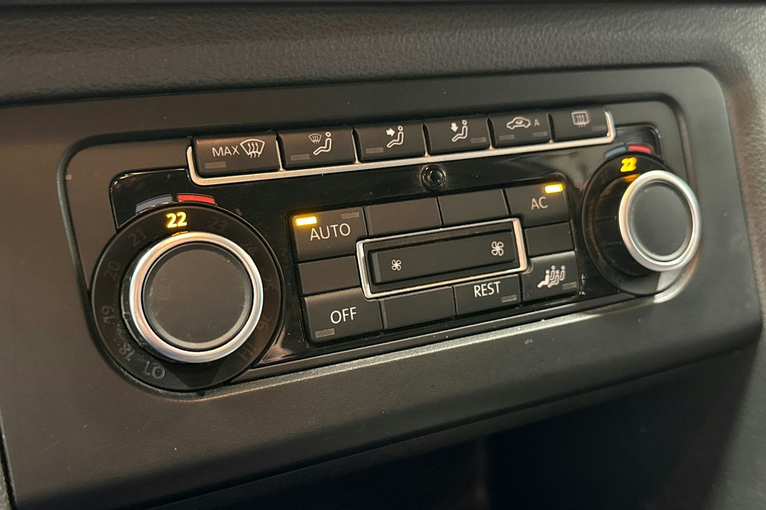 musta Volkswagen Amarok 2011 kuva 20.