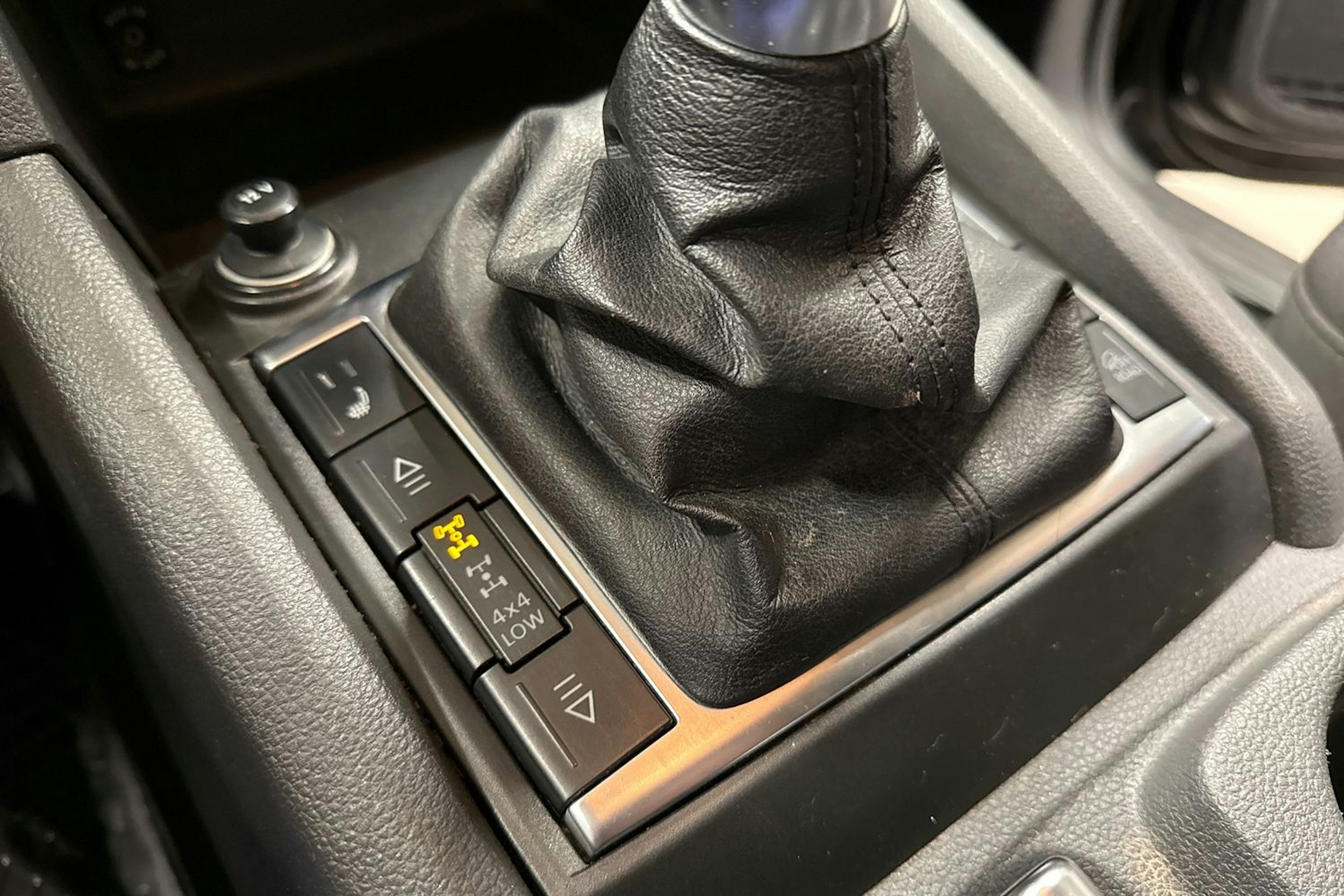 musta Volkswagen Amarok 2011 kuva 21.