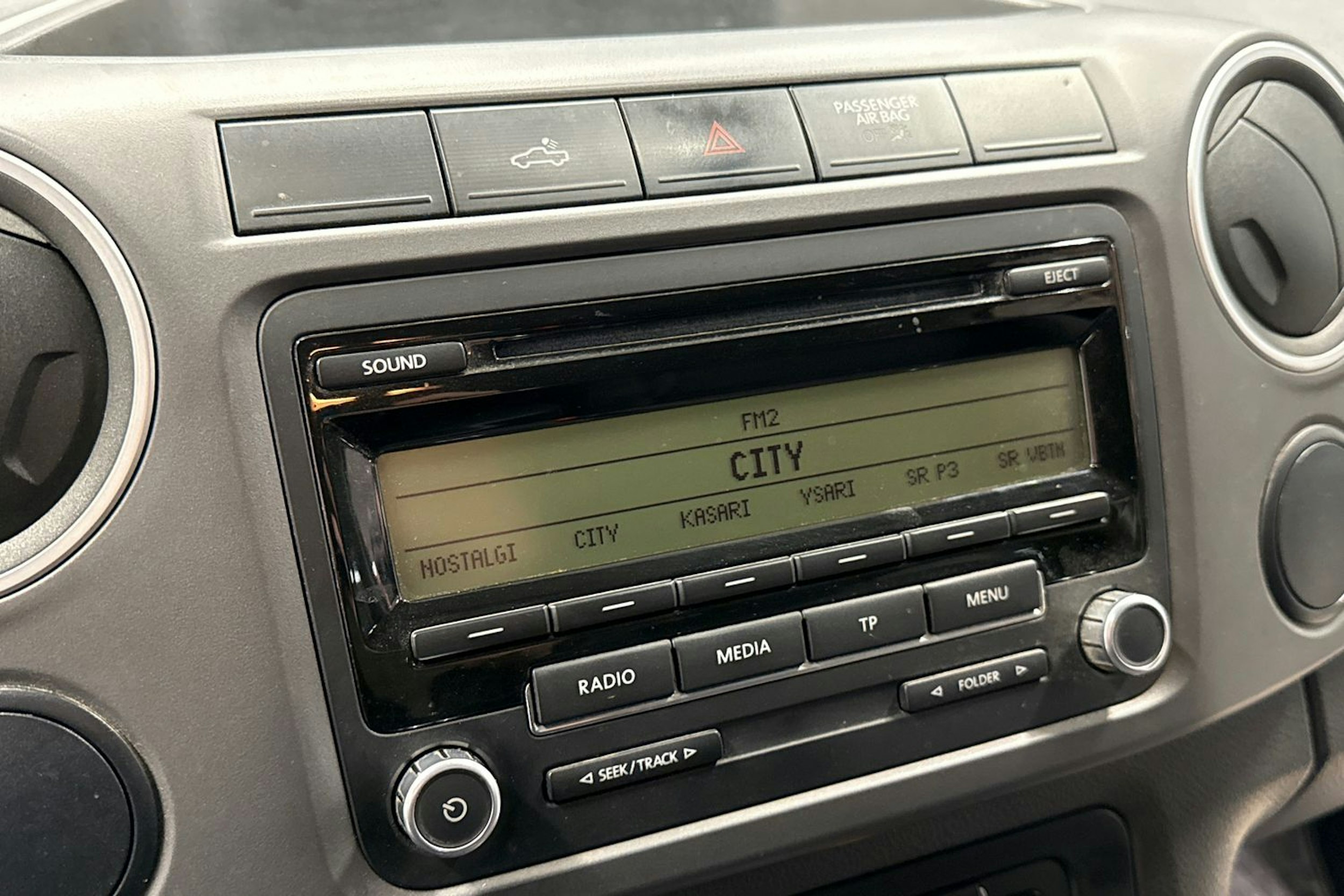 musta Volkswagen Amarok 2011 kuva 22.