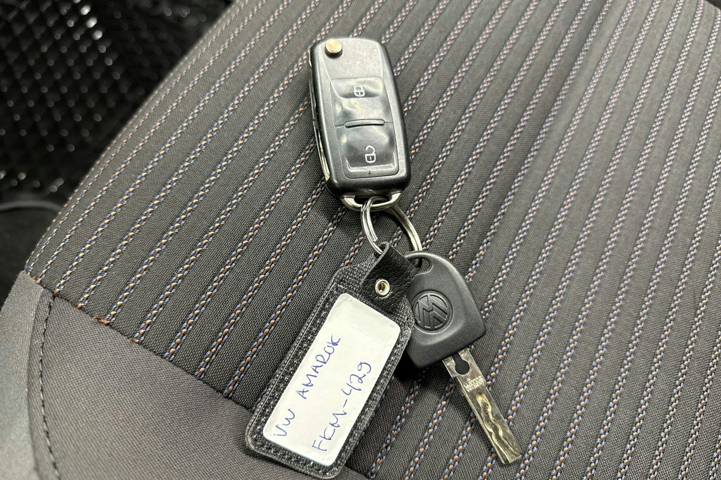 musta Volkswagen Amarok 2011 kuva 23.