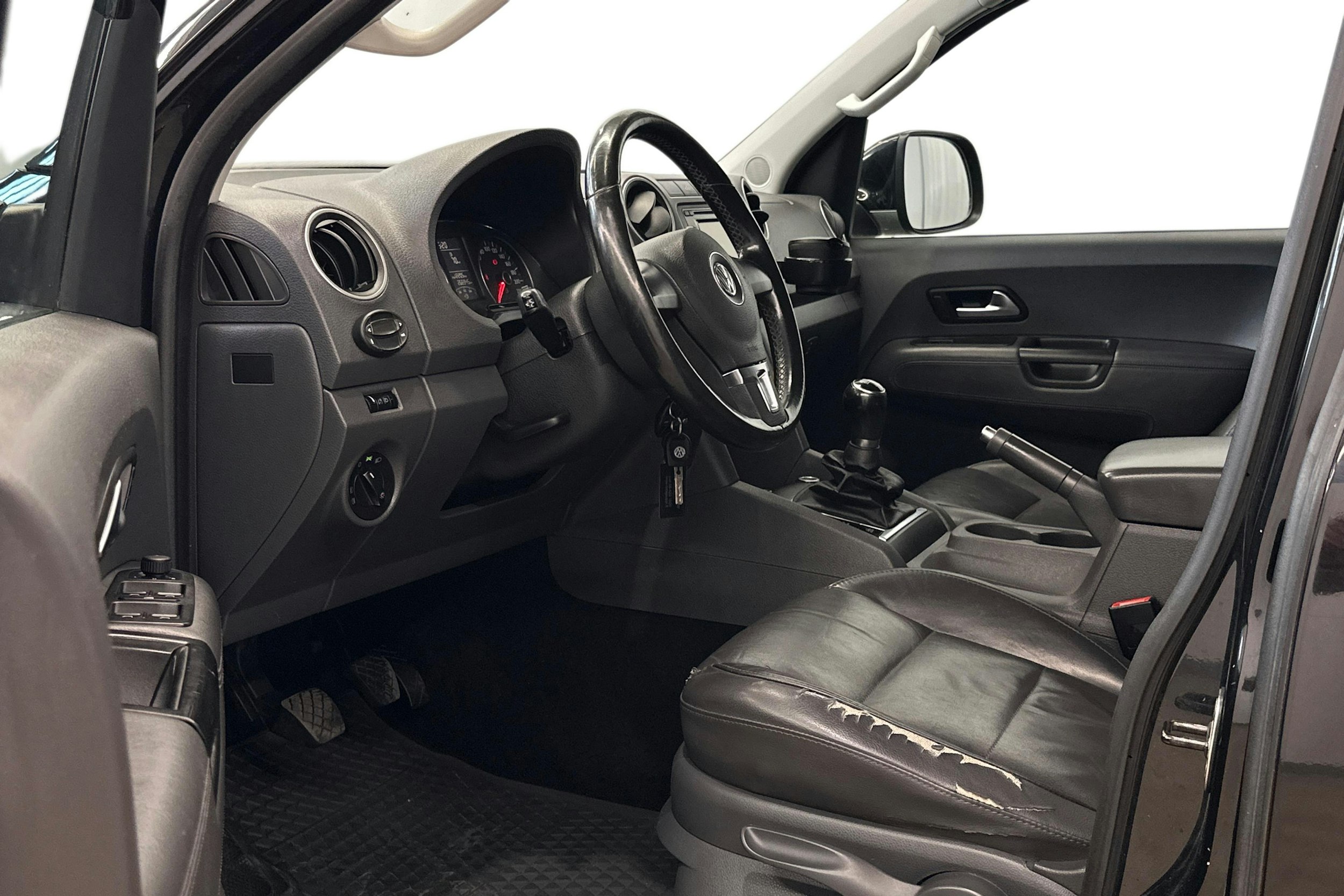 musta Volkswagen Amarok 2011 kuva 6.