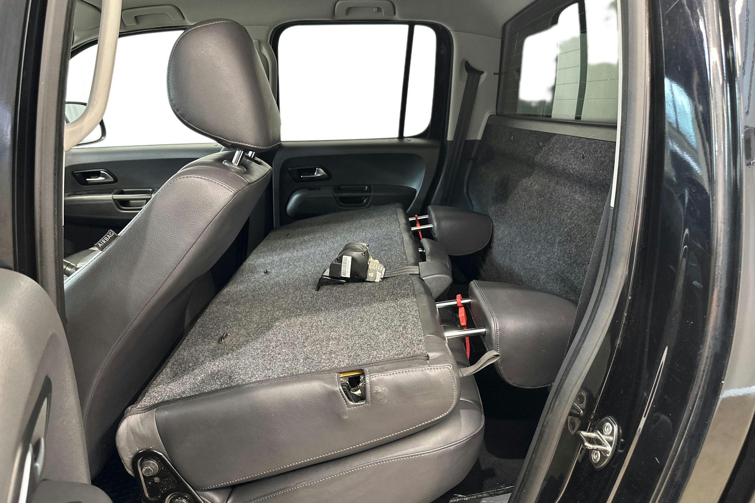 musta Volkswagen Amarok 2011 kuva 8.