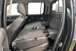 musta Volkswagen Amarok 2011 kuva 8.