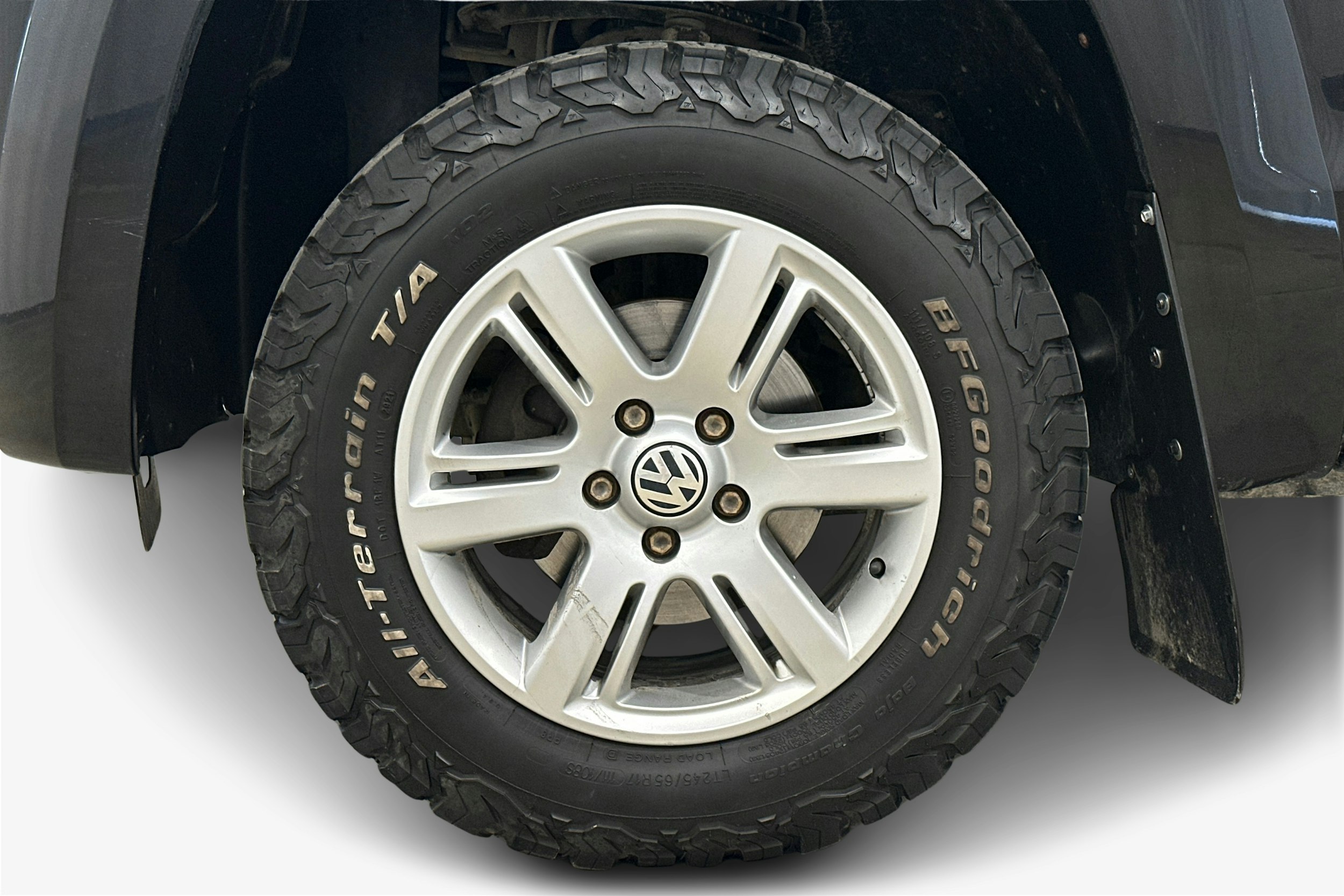 musta Volkswagen Amarok 2011 kuva 9.