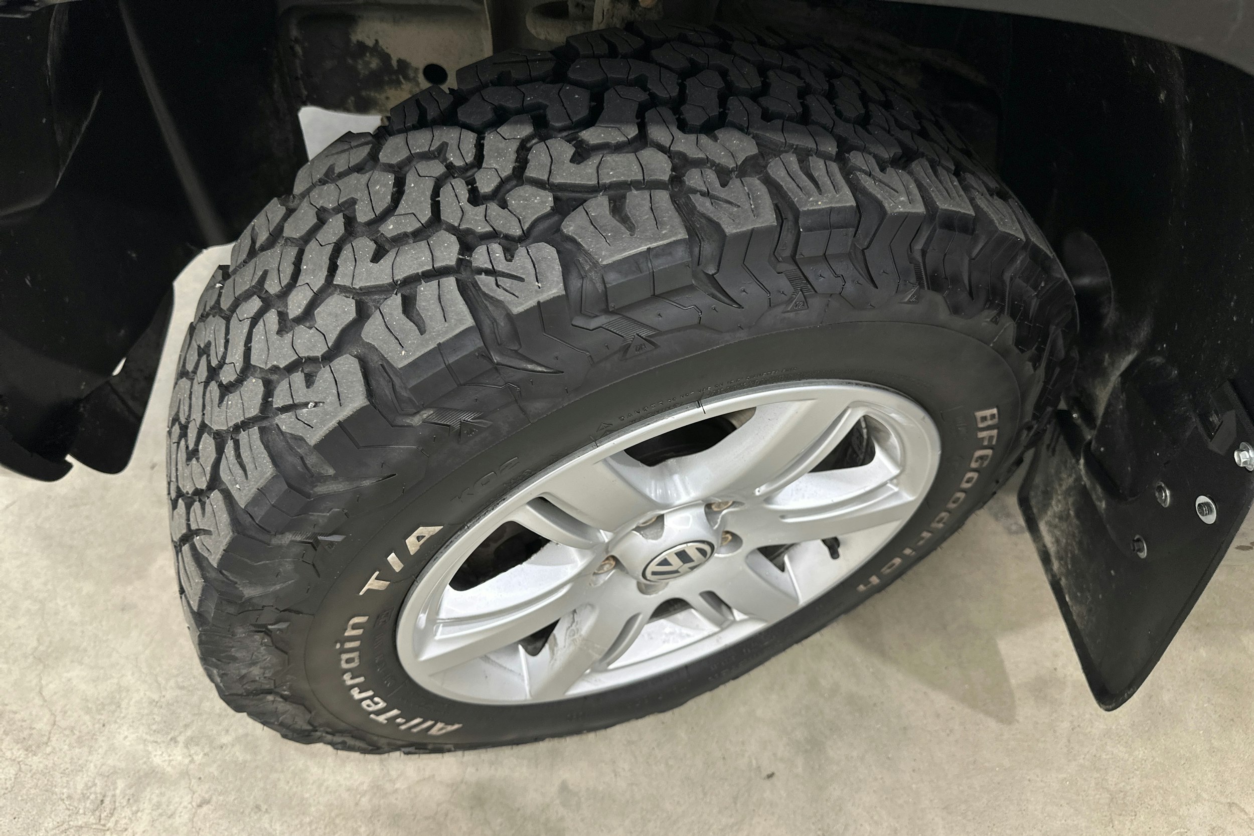 musta Volkswagen Amarok 2011 kuva 10.