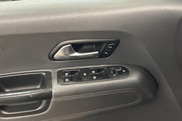 musta Volkswagen Amarok 2011 kuva 11.