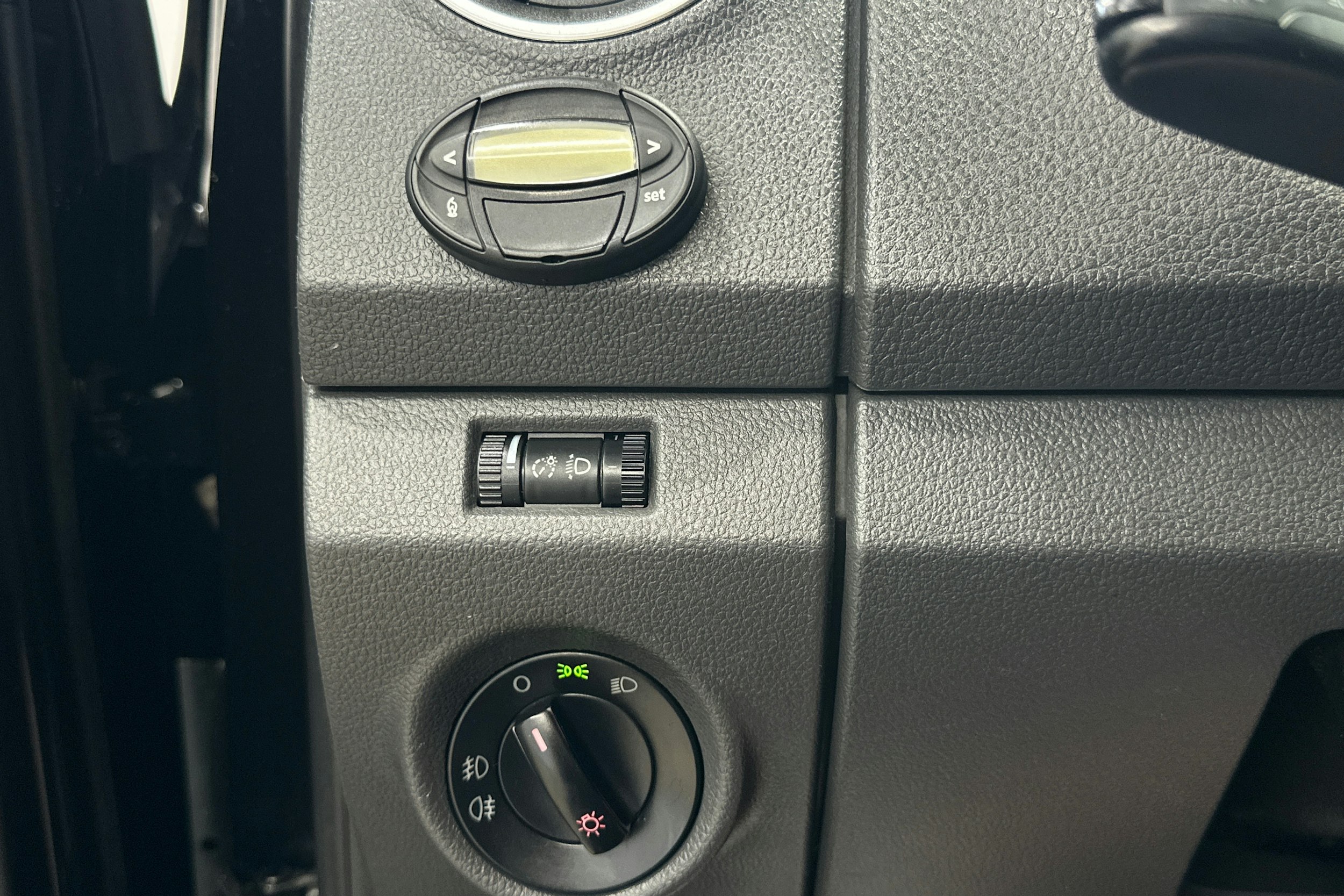 musta Volkswagen Amarok 2011 kuva 12.