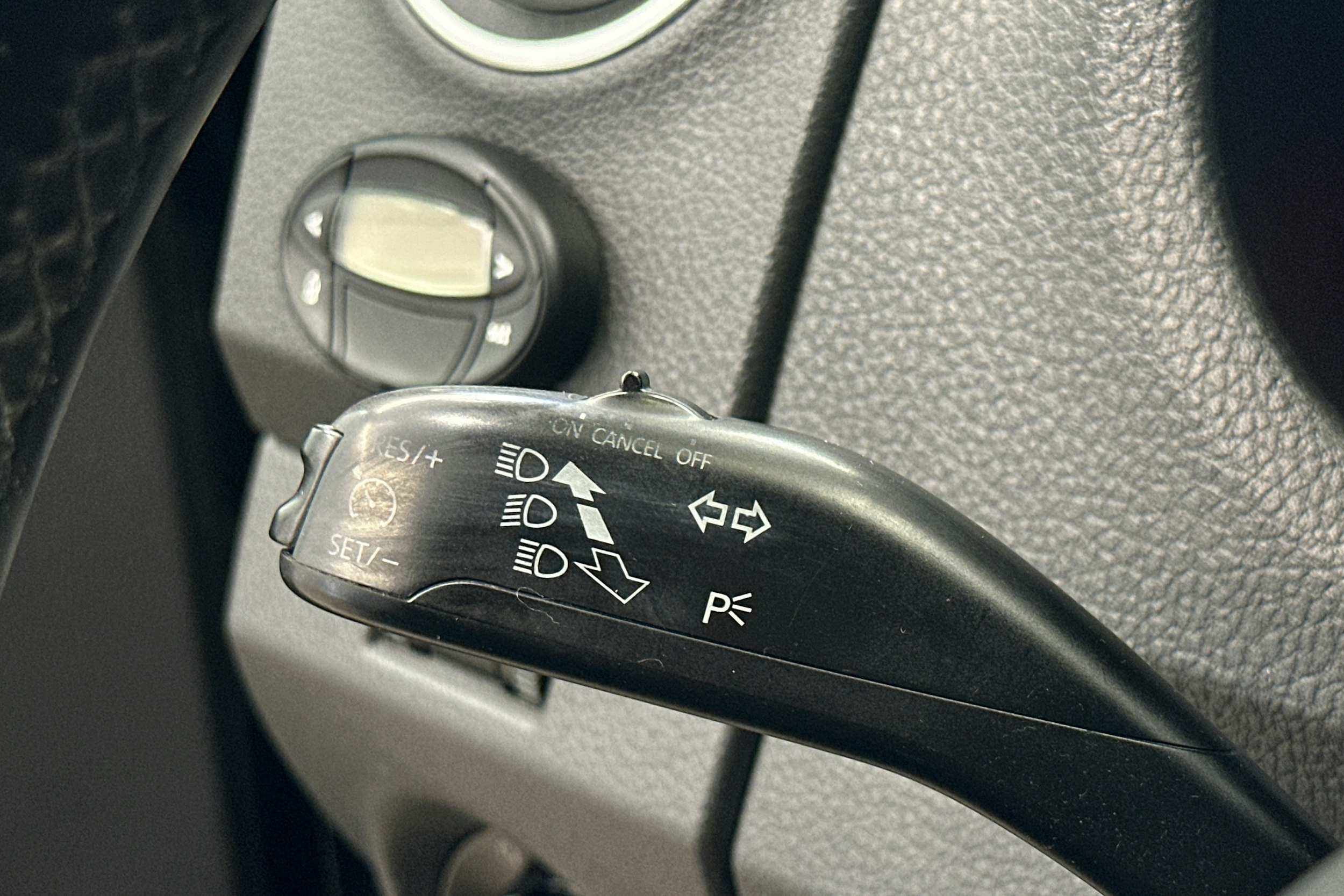 musta Volkswagen Amarok 2011 kuva 13.