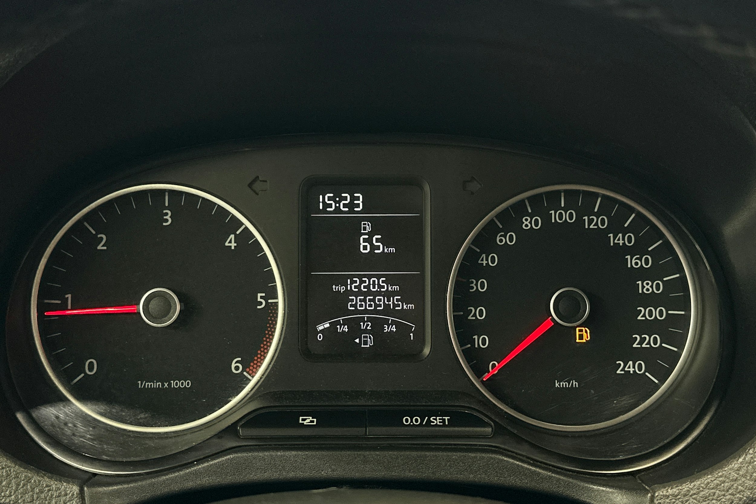 musta Volkswagen Amarok 2011 kuva 15.