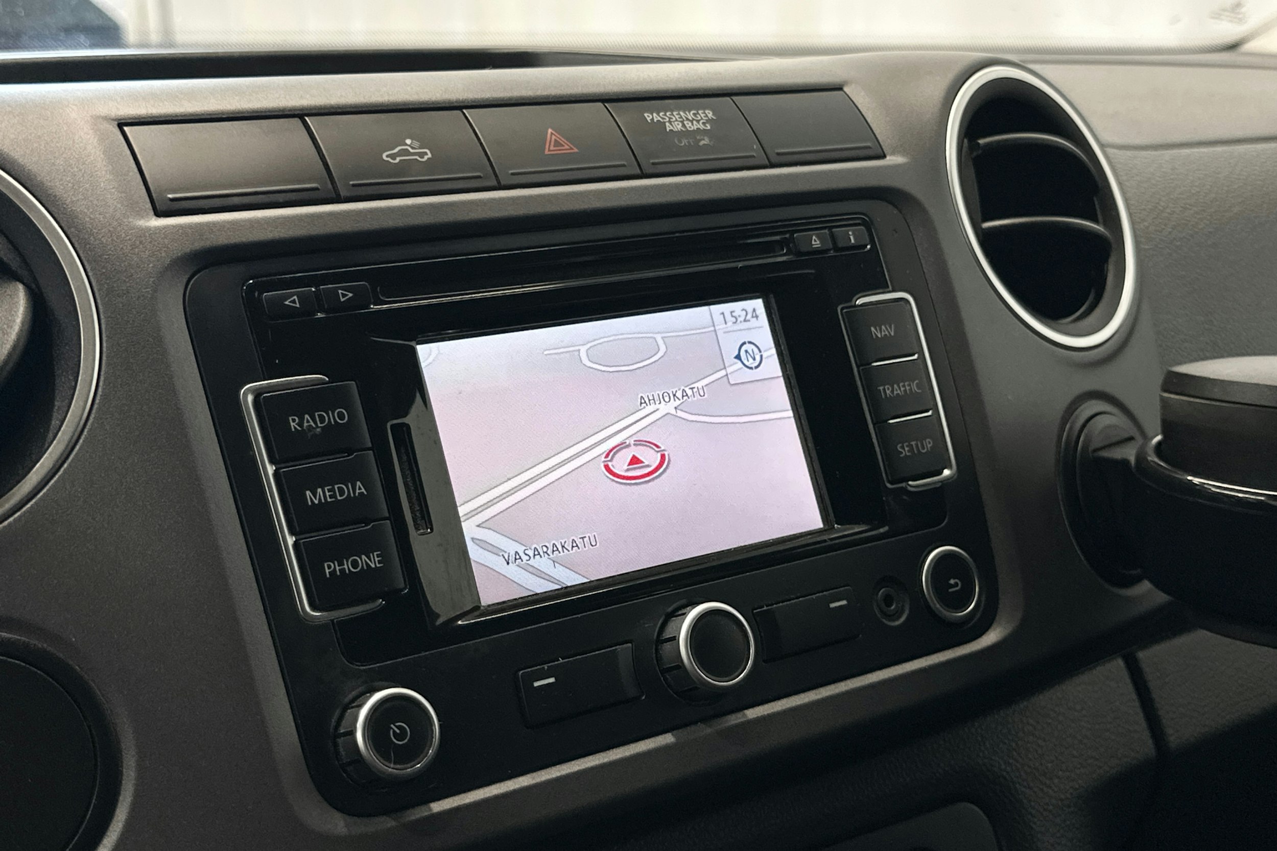 musta Volkswagen Amarok 2011 kuva 17.