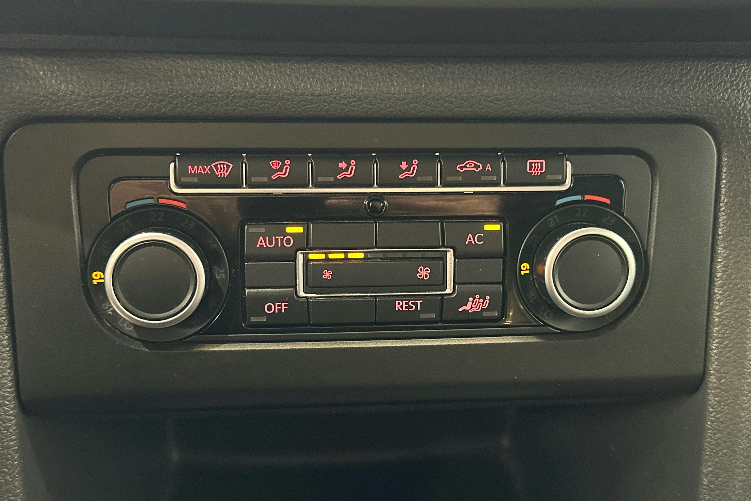 musta Volkswagen Amarok 2011 kuva 19.