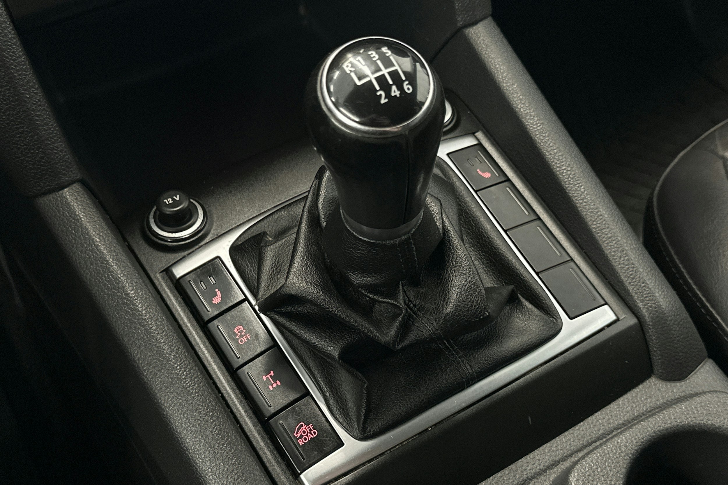 musta Volkswagen Amarok 2011 kuva 20.