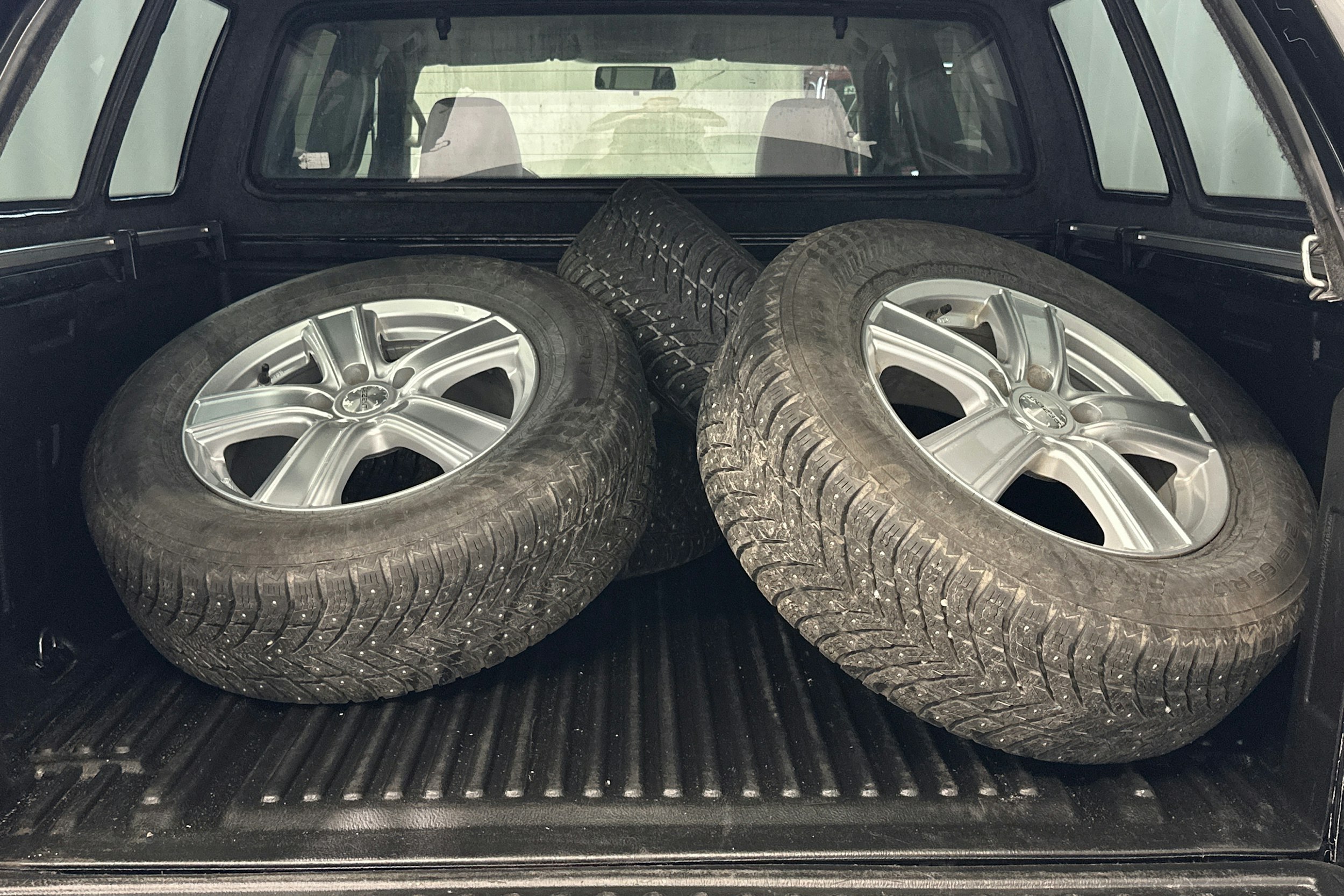 musta Volkswagen Amarok 2011 kuva 21.