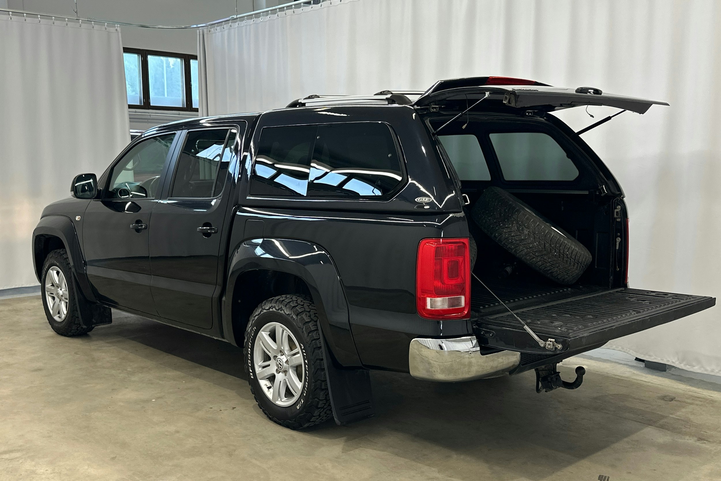 musta Volkswagen Amarok 2011 kuva 22.