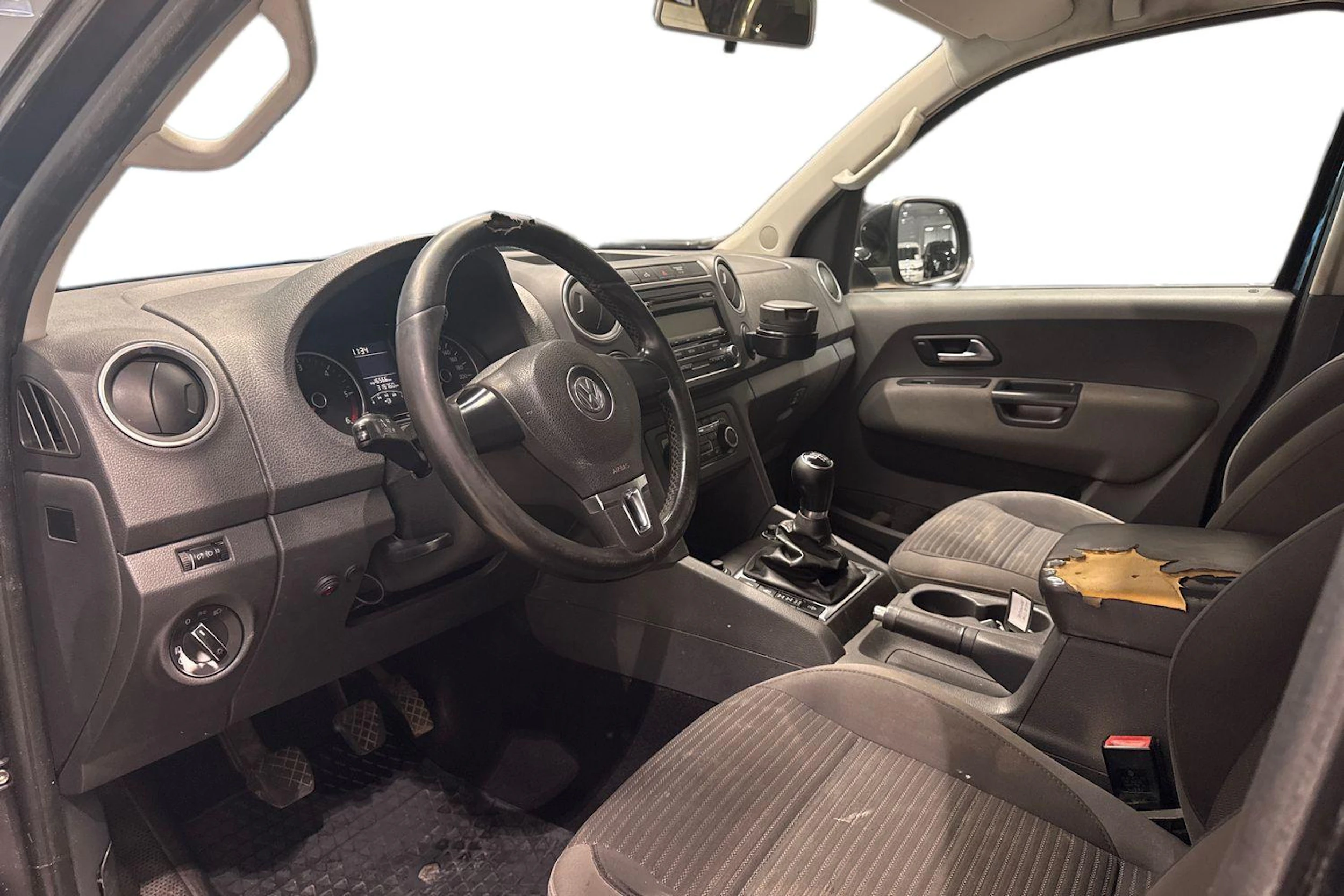 musta Volkswagen Amarok 2011 kuva 8.