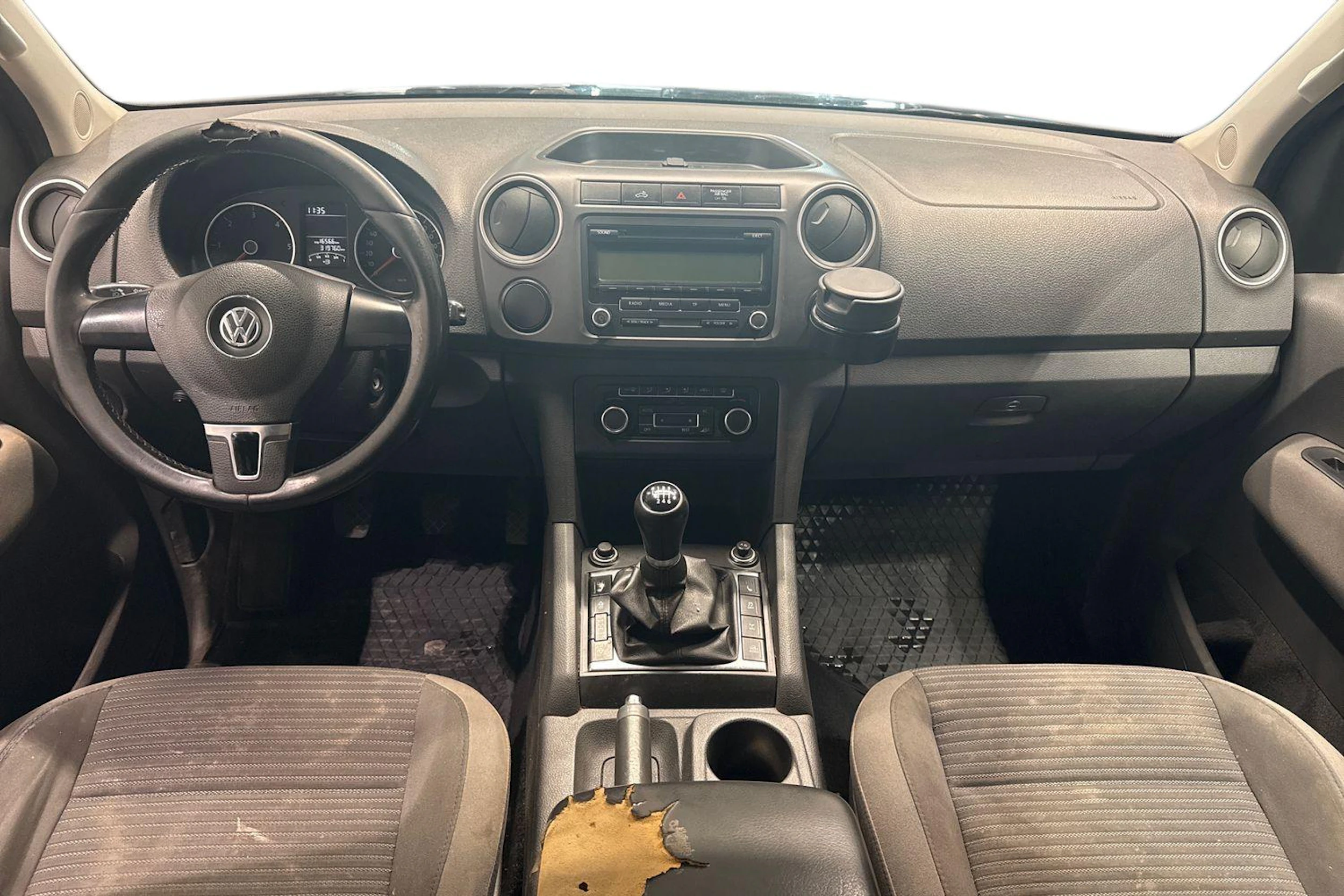 musta Volkswagen Amarok 2011 kuva 9.
