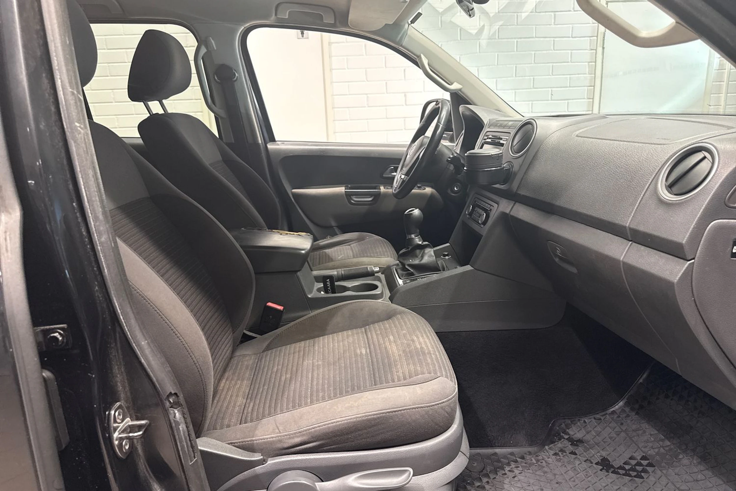 musta Volkswagen Amarok 2011 kuva 13.