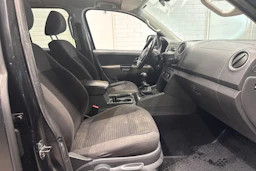 musta Volkswagen Amarok 2011 kuva 13.