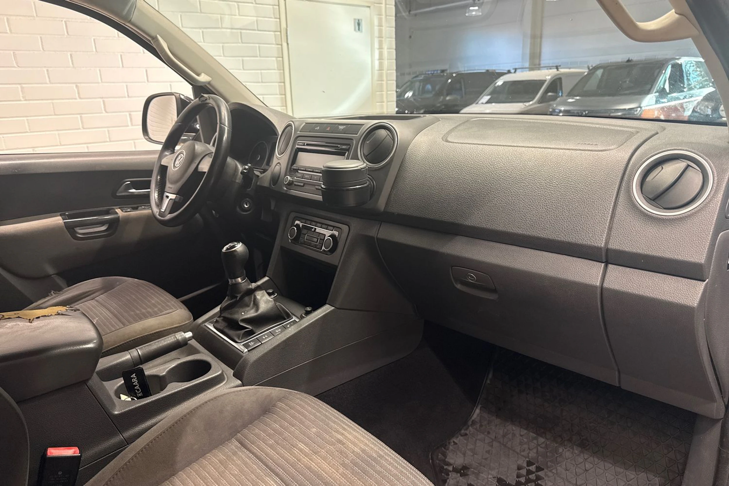 musta Volkswagen Amarok 2011 kuva 15.