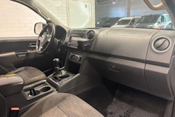 musta Volkswagen Amarok 2011 kuva 15.