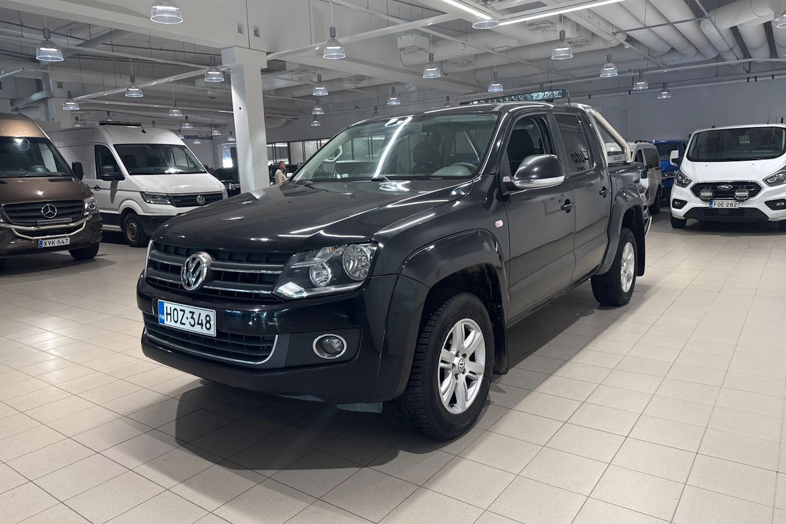 musta Volkswagen Amarok 2011 kuva 16.